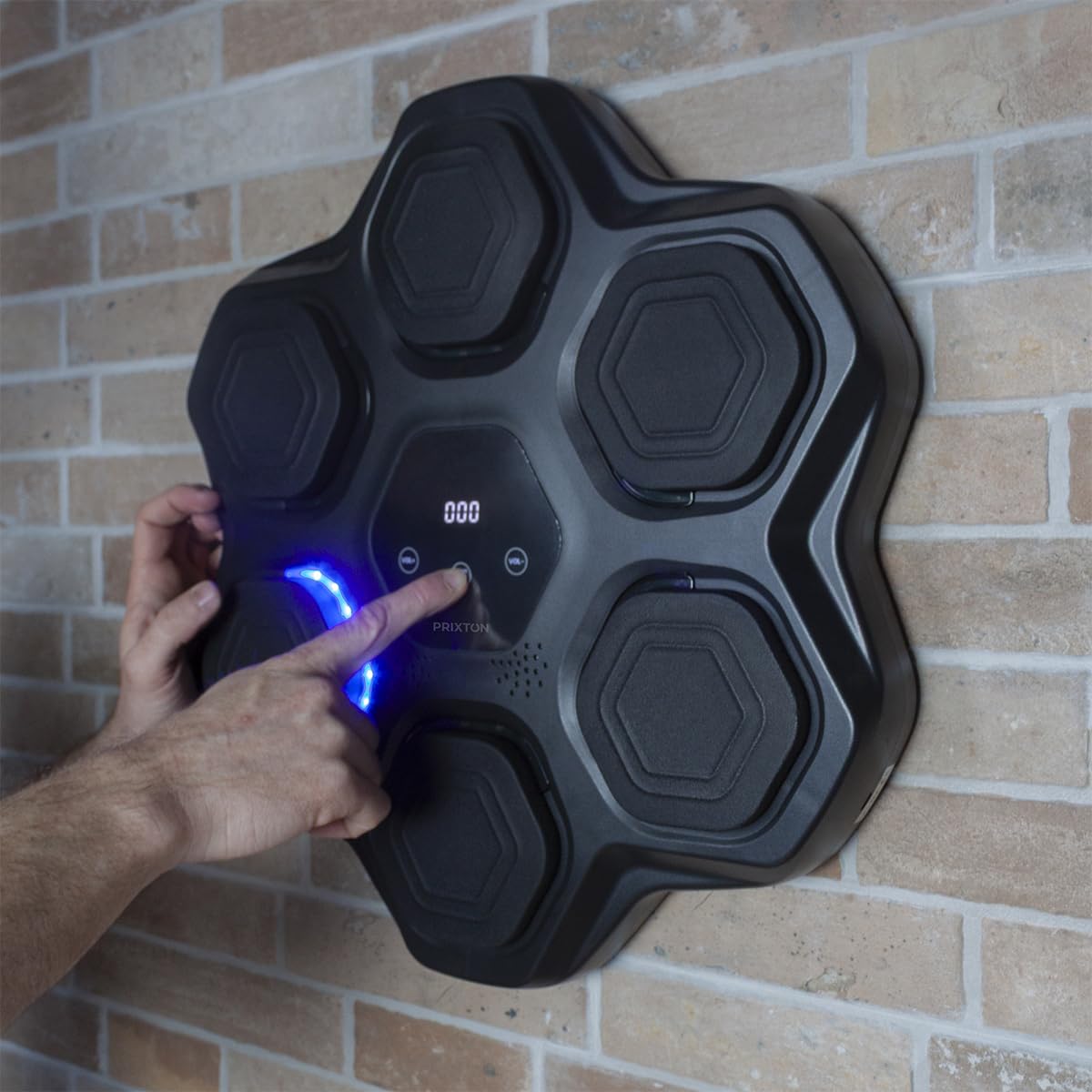 Prixton Machine de Boxe Musicale Combat BM100, 9 Niveaux de Difficulté, Lumières électroniques guidées, Effets Sonores, Système de Fixation Murale, Écran Tactile, Bluetooth, Gants Inclus