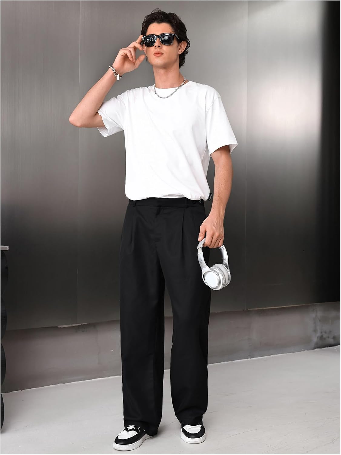 OYOANGLE Men's Pleated Mid-Rise Straight Leg Pants Loose Fit Business Casual Dress Pants Zipper Fly Trousers with Pockets