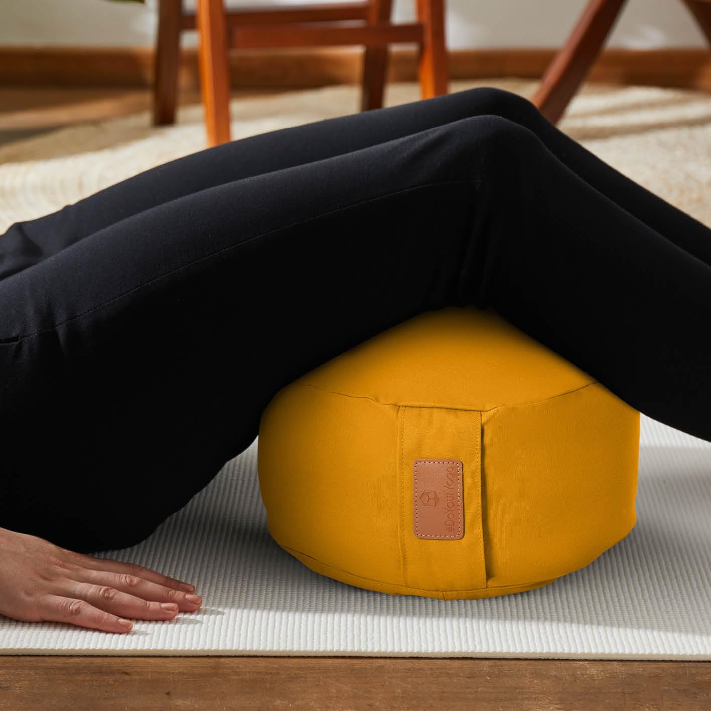 Cuscino da yoga »Vishnu« chiusura a cordoncino & pula di farro bio/alt. 15cm e 30cm diametro - ideale come cuscino yoga/cuscino zafu/cuscino meditazione/supporto meditazione.100% cotone-giallo curry