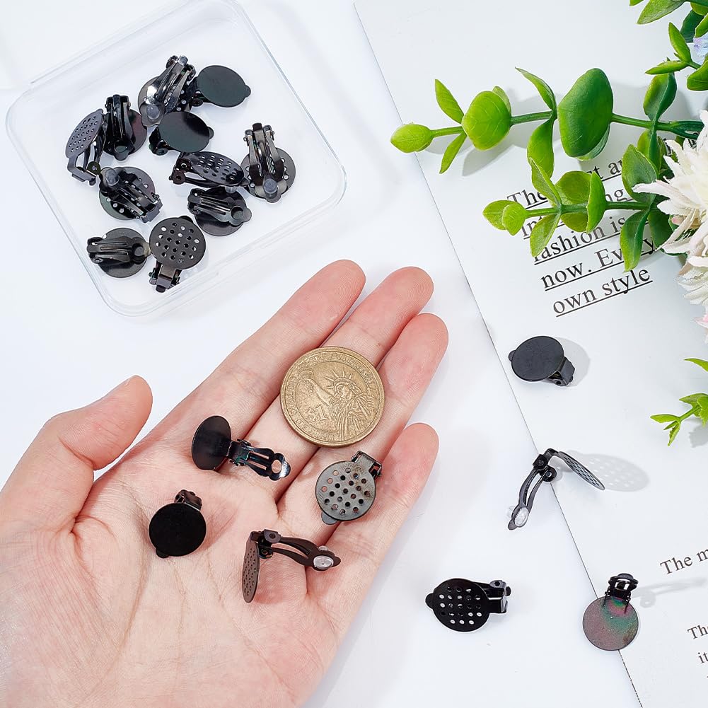 UNICRAFTALE Environ 100pcs Boucles D'oreilles à Clipser En Acier Inoxydable 316 Plateau De 10 Mm Réglages De Boucles D'oreilles Clips De Plateau Ronds