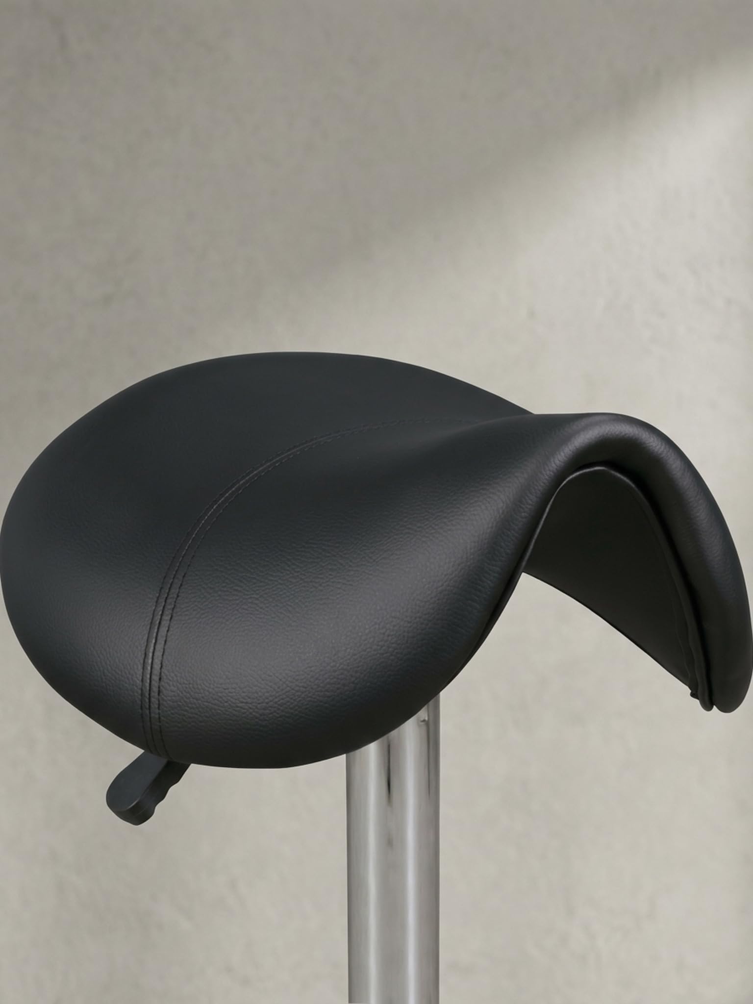 Menton - Sattel-Hocker in Schwarz | Arbeitshocker mit Kunstleder-Bezug | Sitzhocker ist höhenverstellbar | Design Drehhocker mit Rollen | Kosmetikhocker & Praxishocker
