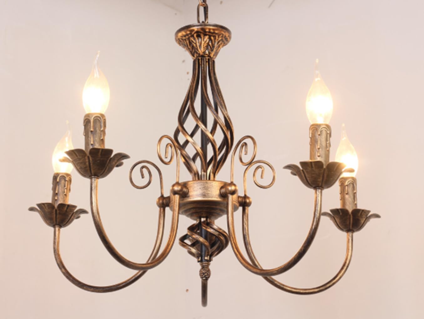 Vintage Landhaus Vierflammige Eisen Kronleuchter Antik Bronze Verzierte Spiralarme Kerzenform E14 Fassung Wohnzimmer Esszimmer Pendellampe Ø57cm