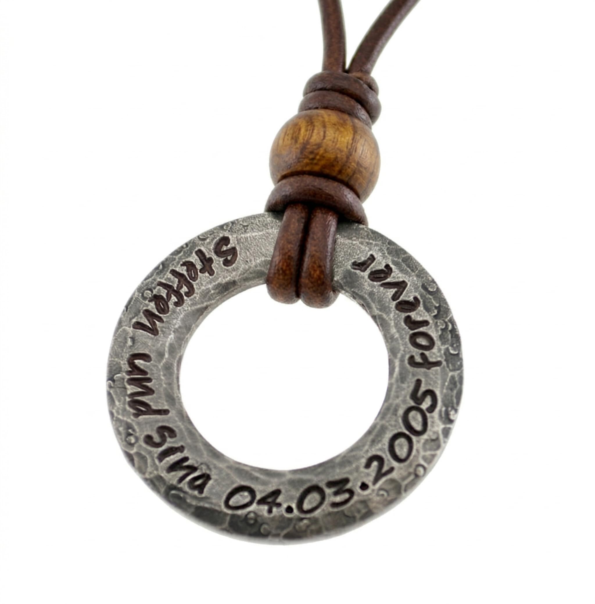 Personalisierte Lederkette mit Gravur für Herren – Handgefertigter Edelstahl Donut-Anhänger (30mm) – Hammerschlag Optik & Antik-Finish – Individuelle Halskette mit Wunschtext – Schwarz/Braun