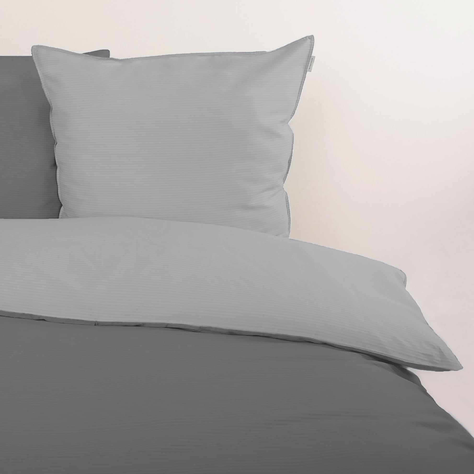 TOM TAILOR Satin-Bettwäsche, 60x80 cm + 140x200 cm, 100% Baumwolle/Satin, mit Doppelnaht am Kissen, Wendemotiv und Markenreißverschluss, TWO-TONE SOLID COLORS Grau (Moody Grey)