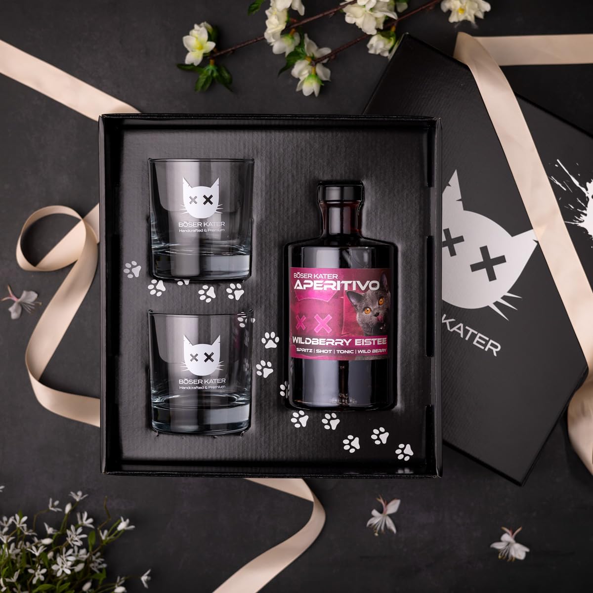 BÖSER KATER Wildberry Eistee Aperitivo Geschenkset mit 2 Gläsern 0,5l | Waldbeeren Frucht Likör | Erfrischender Aperitif | Ideal als Spritz oder Tonic Cocktail | Geschenkidee 15% Vol.