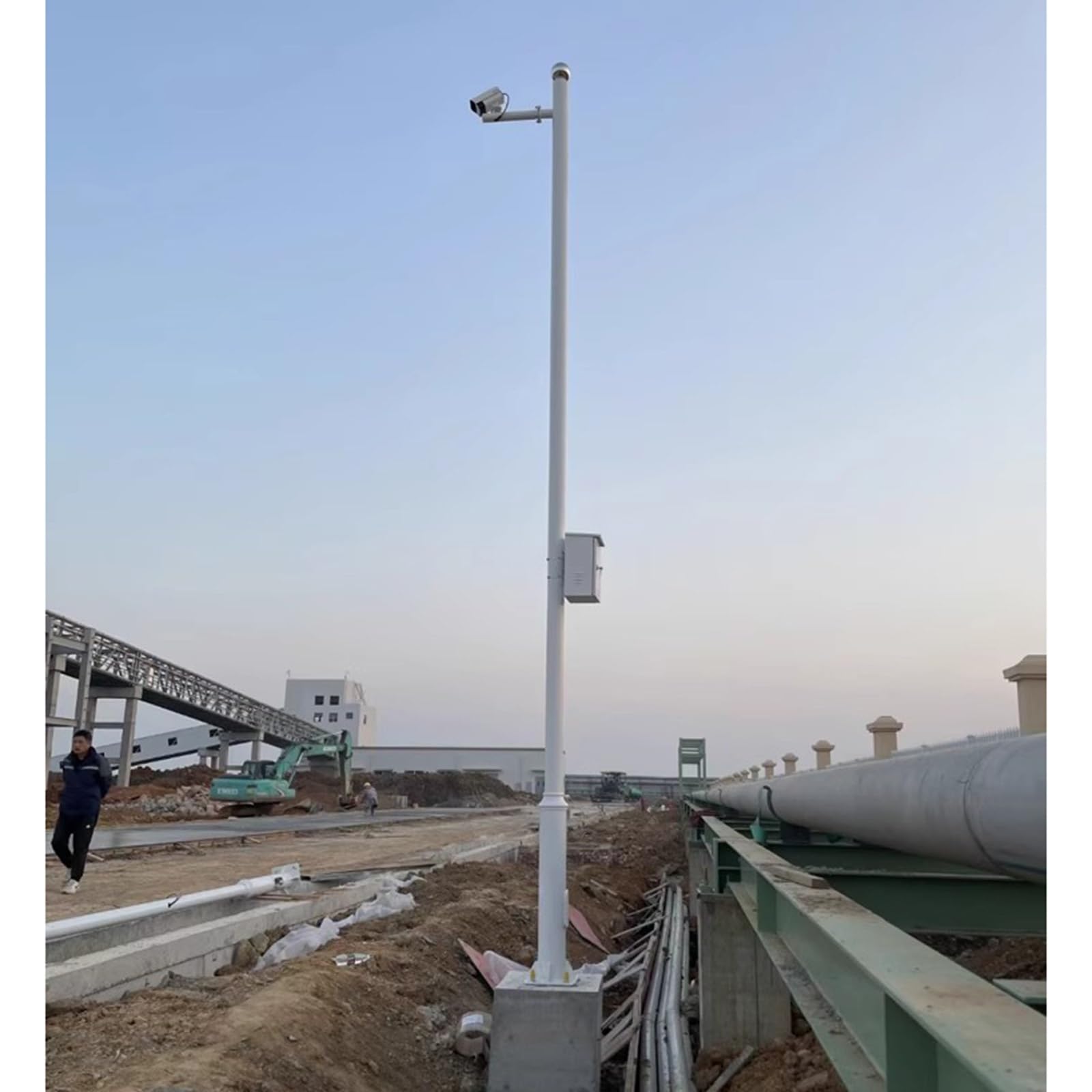 Palo per Telecamera di Sicurezza Palo della Telecamera di Sicurezza Impermeabile per aeroporti/porti/Strada, Outdoor-Rated CCTV Pole Mount con 4 Bracci di Montaggio(2.5m (98.4in))