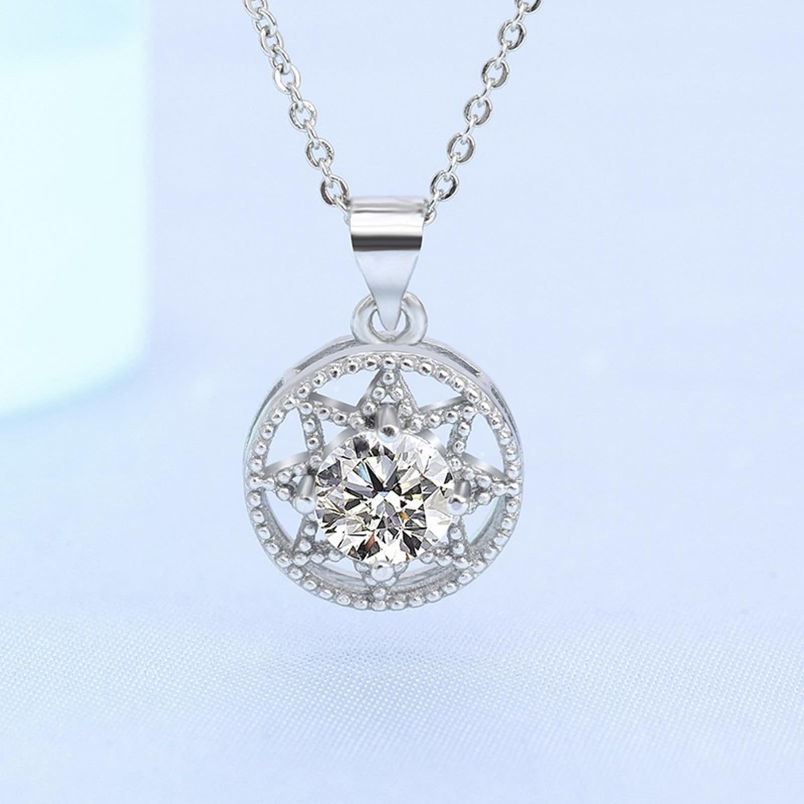 KnBoB Collar para mujer de oro blanco 375 de 9 quilates, diseño de flor hueca, 1 ct, redondo, cadena de diamante con colgante de 40 + 5 cm