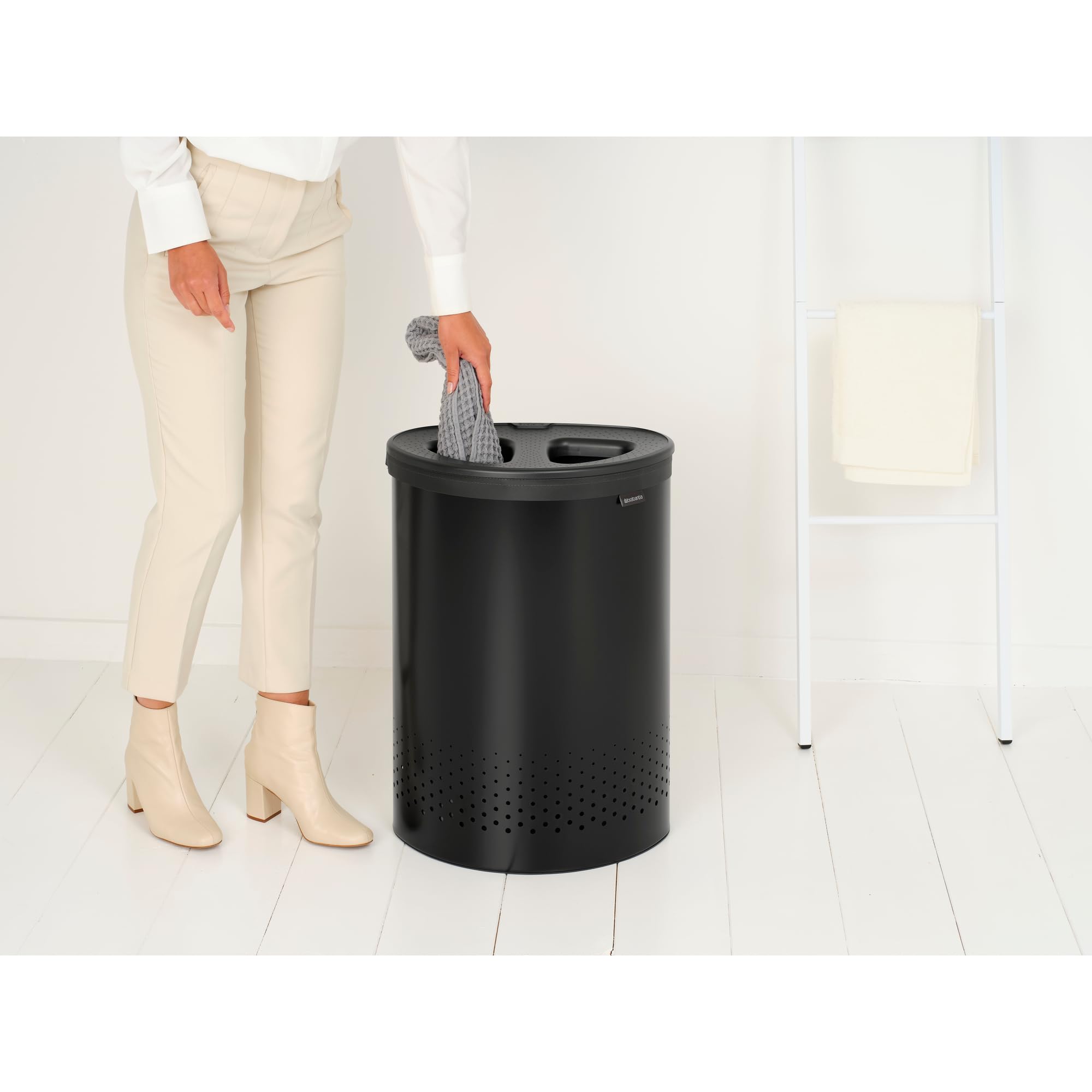 Brabantia Wäschekorb mit Deckel | 55 l – Wäschekorb mit 2 Fächern, Quick-Drop-Deckel und herausnehmbarem Baumwollbeutel | Matt black