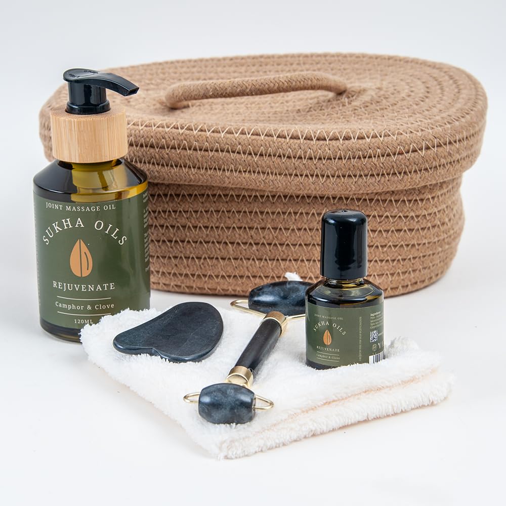 Sukha Oils Aromatherapie-Geschenkset – Verjüngen – Kampfer Nelke Süßmandel und Vitamin E Mischung – 120 ml Pumpflasche – 15 ml Reise-Roll-on – Gesichtsroller – Gua Sha-Massagegerät