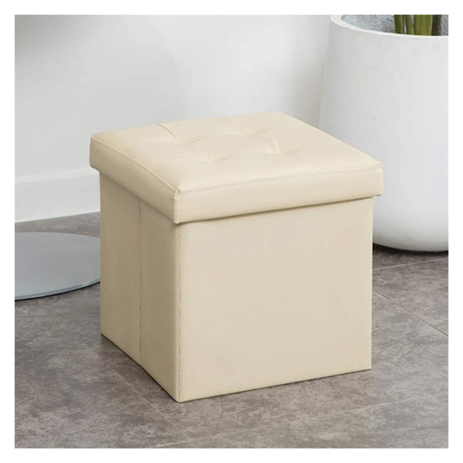 Pouf de rangement carré en cuir beige pour optimiser l'espace et s'asseoir au salon