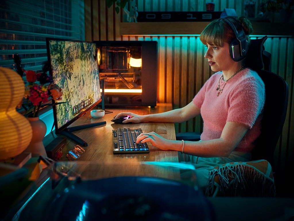 Logitech G G915 X, o płaskim profilu, z technologią LIGHTSPEED, podwójne nakładki na klawisze z PBT, aluminiowe wykończenie, brązowe przełączniki sprężynujące GL Brown, QWERTY US INT'L - Czarny