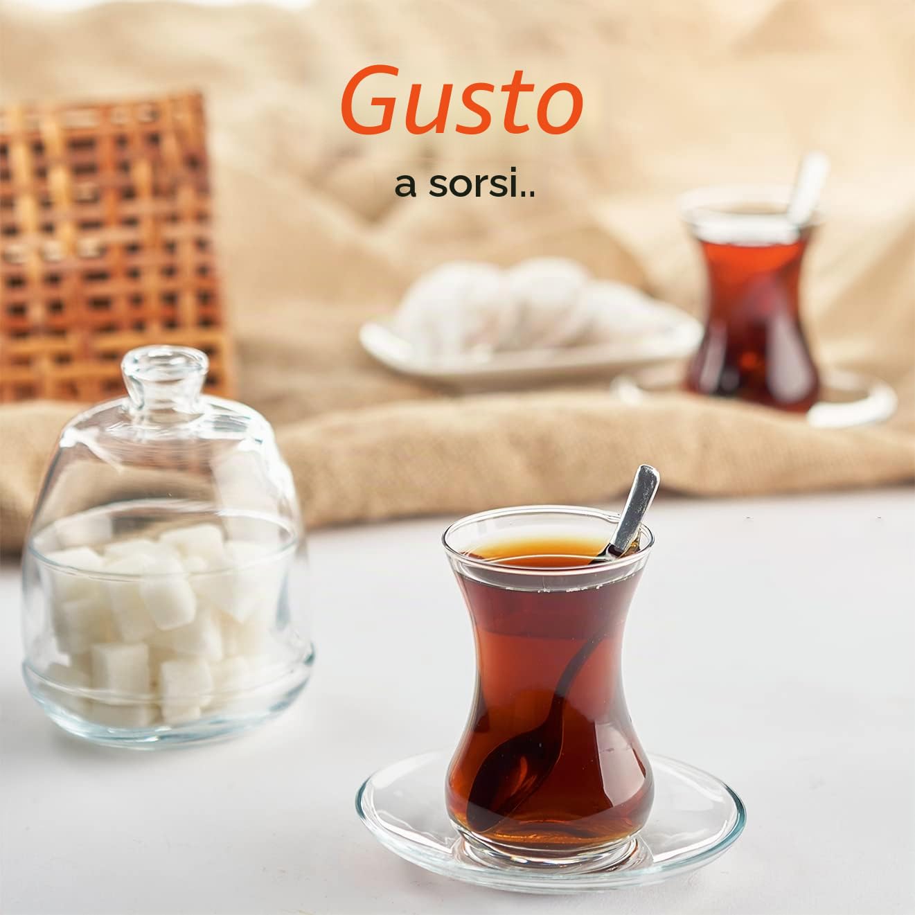 Set da tè tradizionale turco da 19 pezzi Include; 6 bicchieri tazze da tè (4,5 once), 6 piattini, 6 cucchiai in acciaio inossidabile e una zuccheriera con coperchio in vetro (8,6 once).