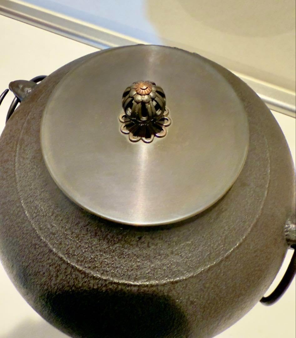 菊地政光「真形釜」共箱 高さ 約19cm 鉄瓶 茶釜 茶道具 釜師 山水地紋 菊地政光 真形釜 共箱 高さ 約19cm 鉄瓶 茶釜 茶道具 釜師