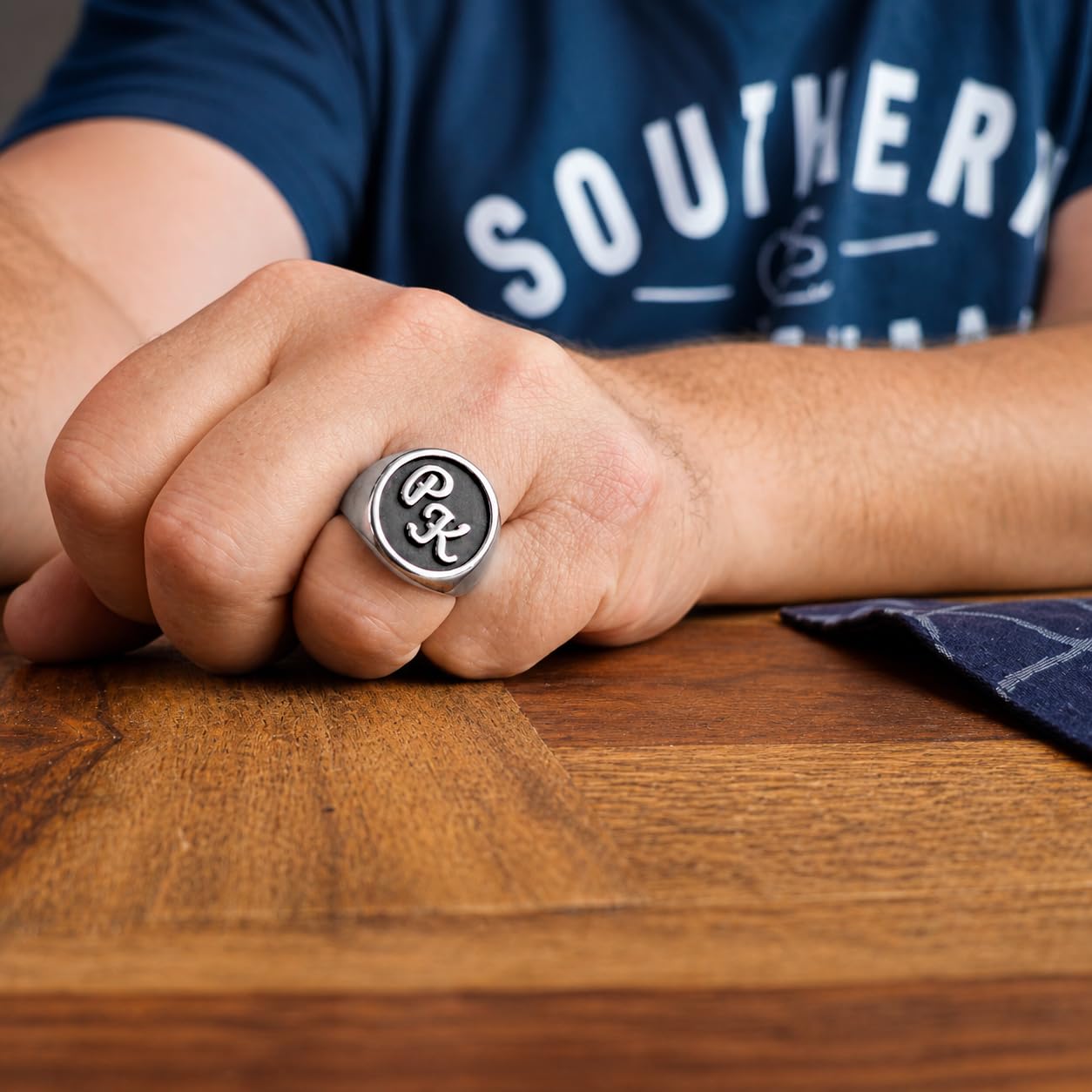 Generisch Siegelring mit Wunschgravur aus Edelstahl mit Monogramm Tiefengravur Ø 21 mm Initialen für Herren inkl. Schmuckbeutel