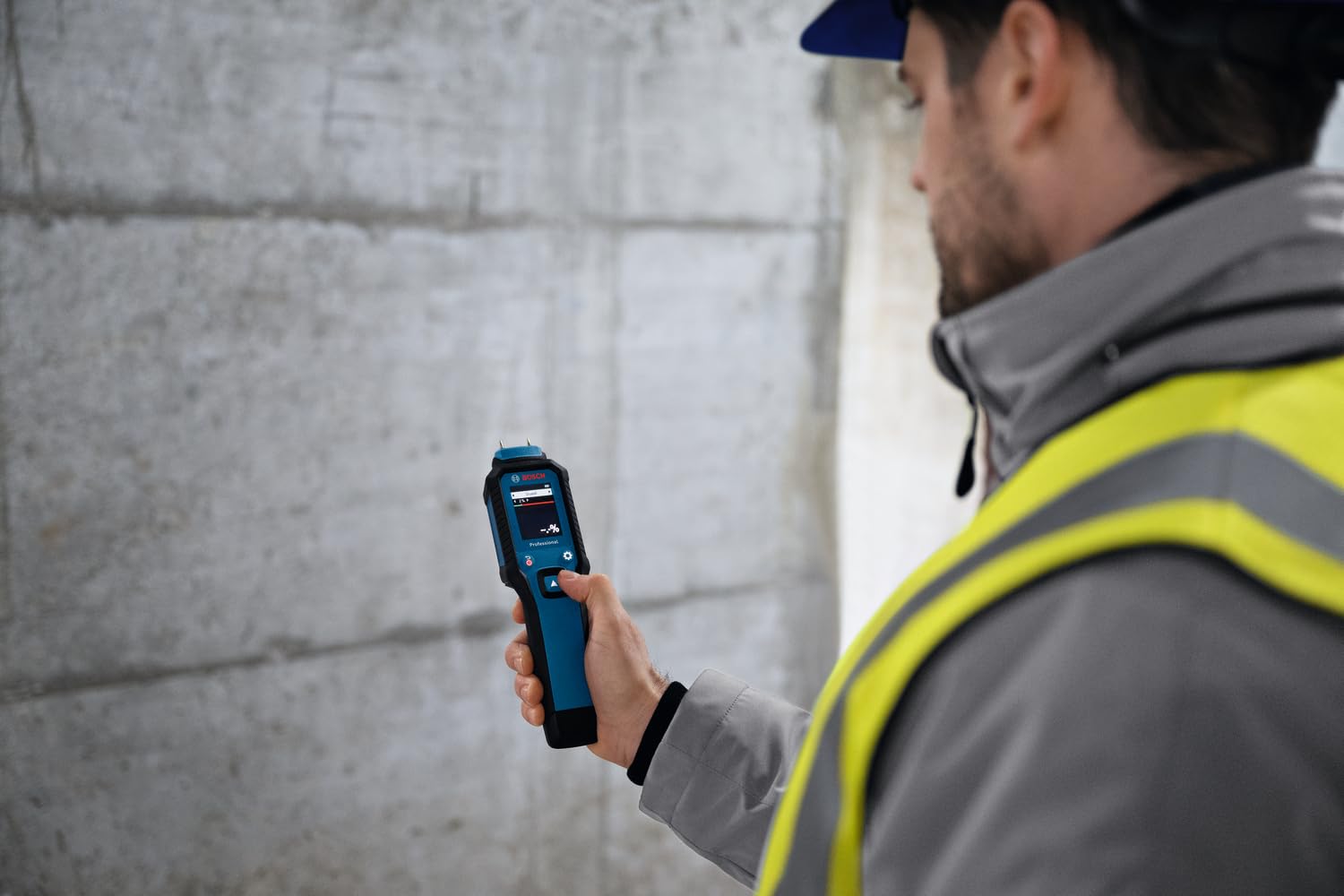 Bosch Professional Pin-Feuchtemessgerät GMP 1-13 (misst 37 Holzarten und 10 Baustoffe, Schutzklasse IP 65, kontrastreiches LCD-Display, 2x AA-Batterie, Tasche)
