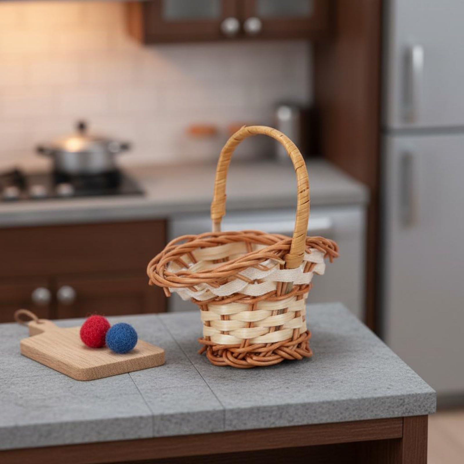 Mini Bolso Tejido Canasta para Casa de Muñecas Cesta Miniatura con Asa Apariencia de Mimbre Sensación Artesanal Material PP y Bambú Adecuado para