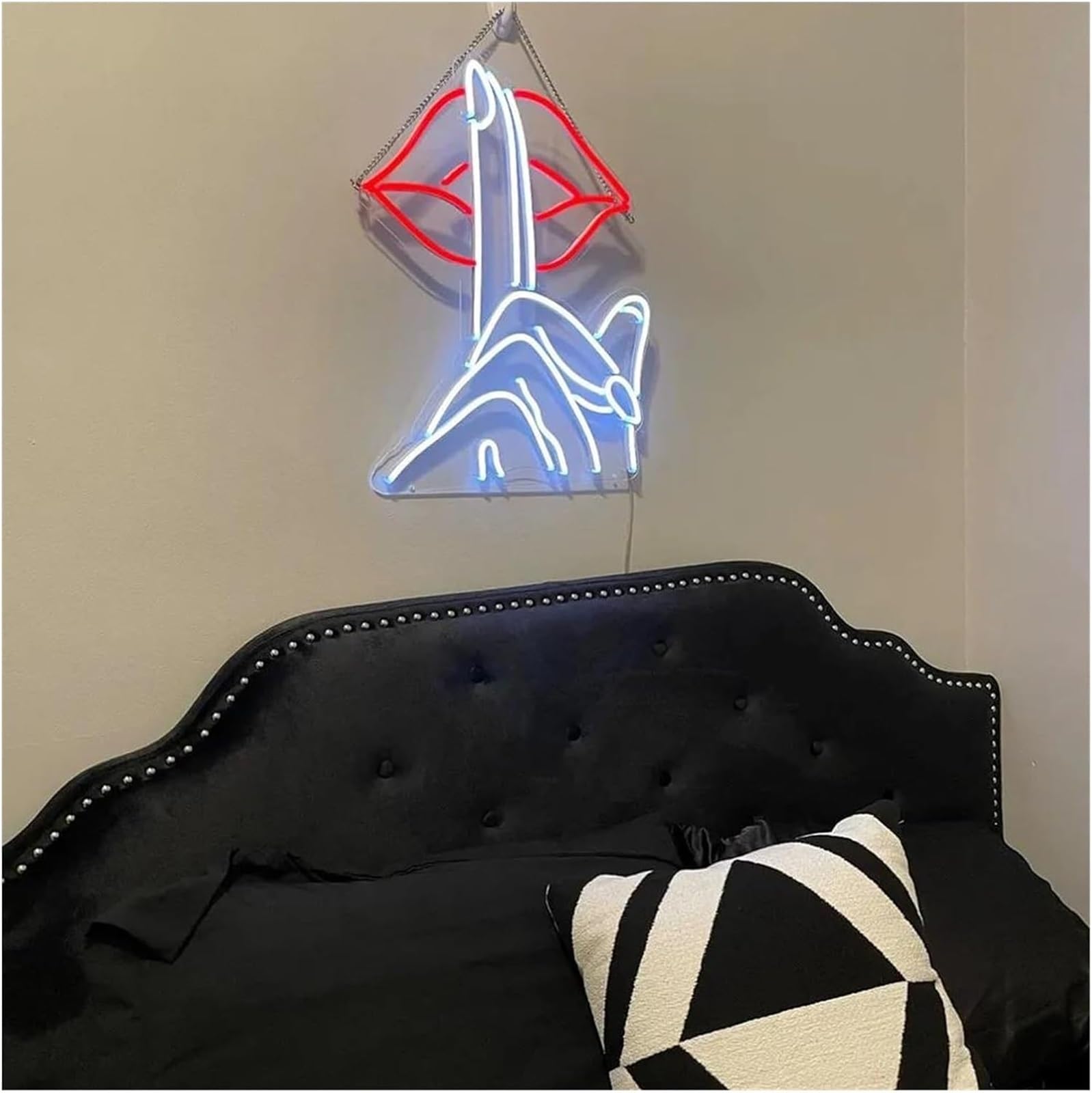 Lettere colorate, illuminazione interna, insegna luminosa al neon con scritta "Secret Lips Nail On Lips"