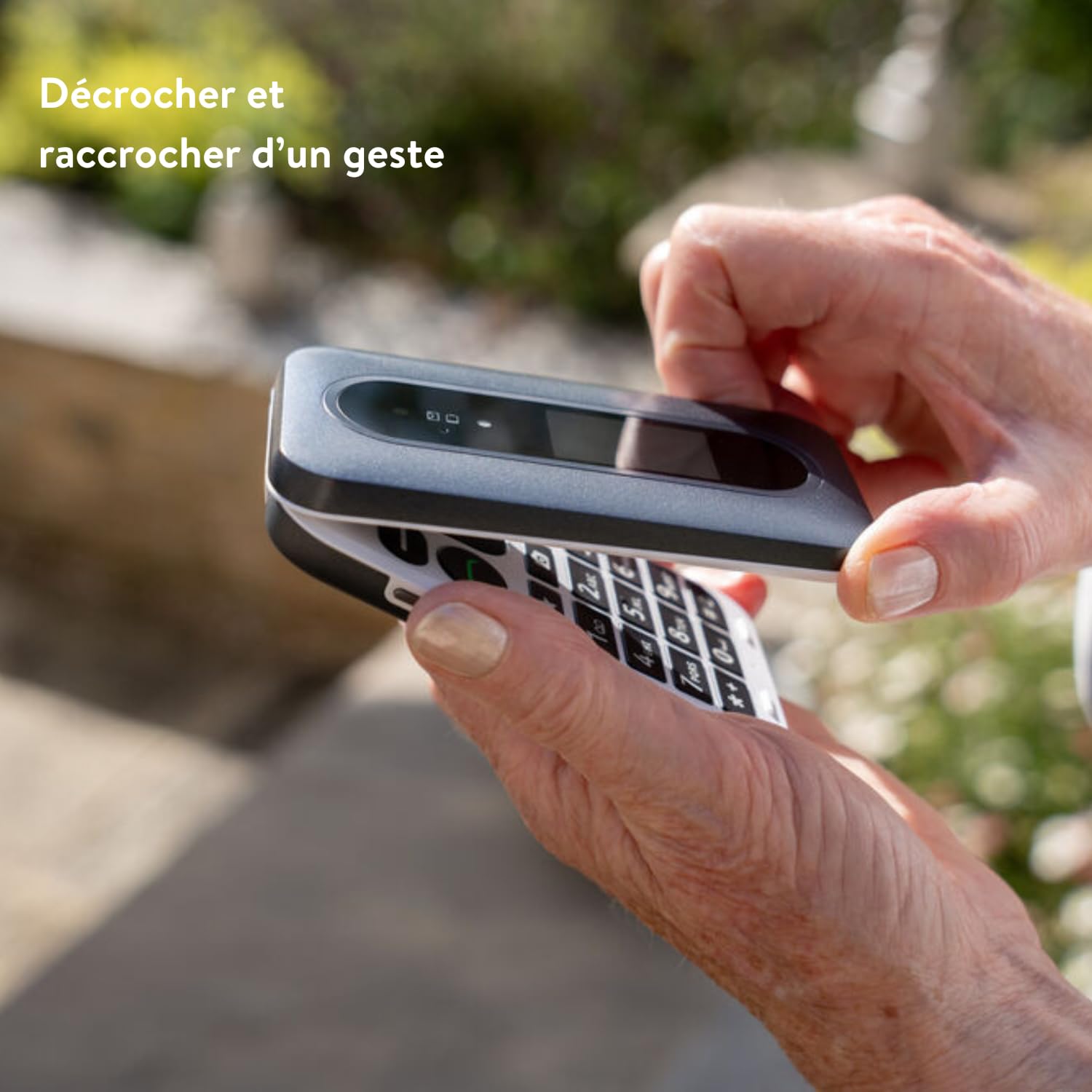 Doro - Leva L30 - Téléphone Portable Senior - Téléphone À Clapet 4G Débloqué - Écran Externe - Son HD - Appareil Photo -Touche d'Assistance avec GPS - Socle Chargeur Inclus - Rouge/Blanc