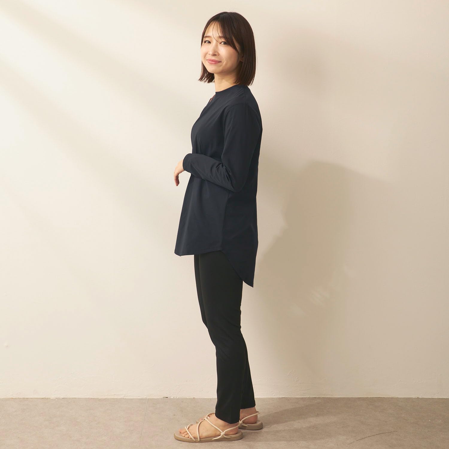 プールや海での着用例を示すラッシュガード姿