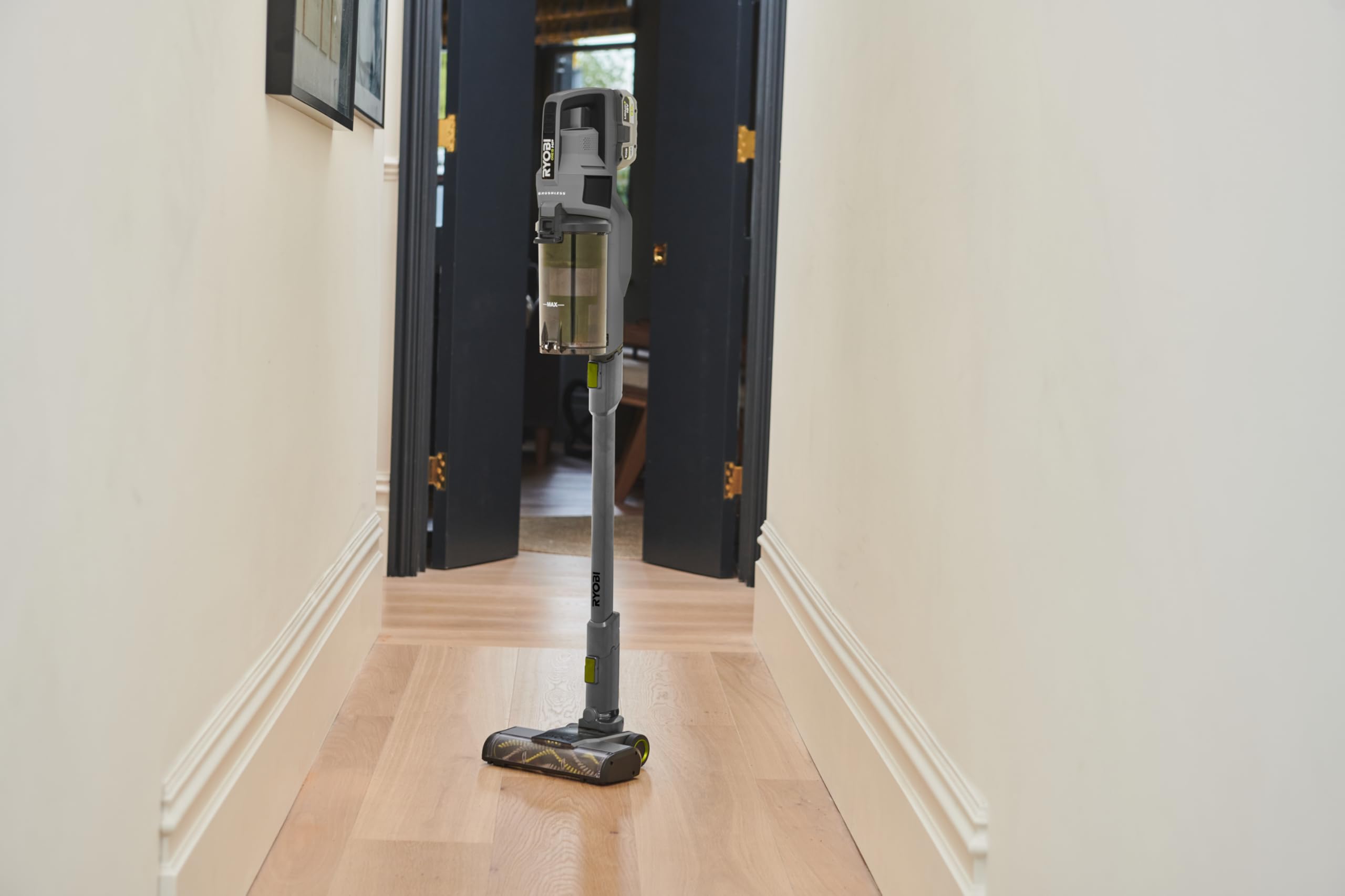RYOBI Aspirapolvere Brushless Senza Fili a Batteria 18V ONE+ con Spazzola Motorizzata 26,5 cm, Batteria 4.0 Ah e Caricabatterie – Pulizia Profonda di Tappeti e Pavimenti, RSVS18BL-1C40G