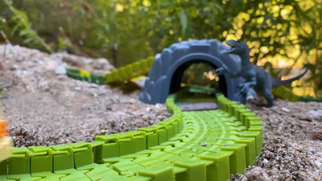 Amazon.com: NKOK WowWorld Dino Safari Track Set 311-PC Deluxe B/O