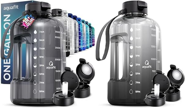 AQUAFIT 2 Pack - زجاجة مياه نصف غالون مع علامة زمنية - غطاء قش وغطاء - PLUS 1 زجاجة مياه جالون مع علامة زمنية