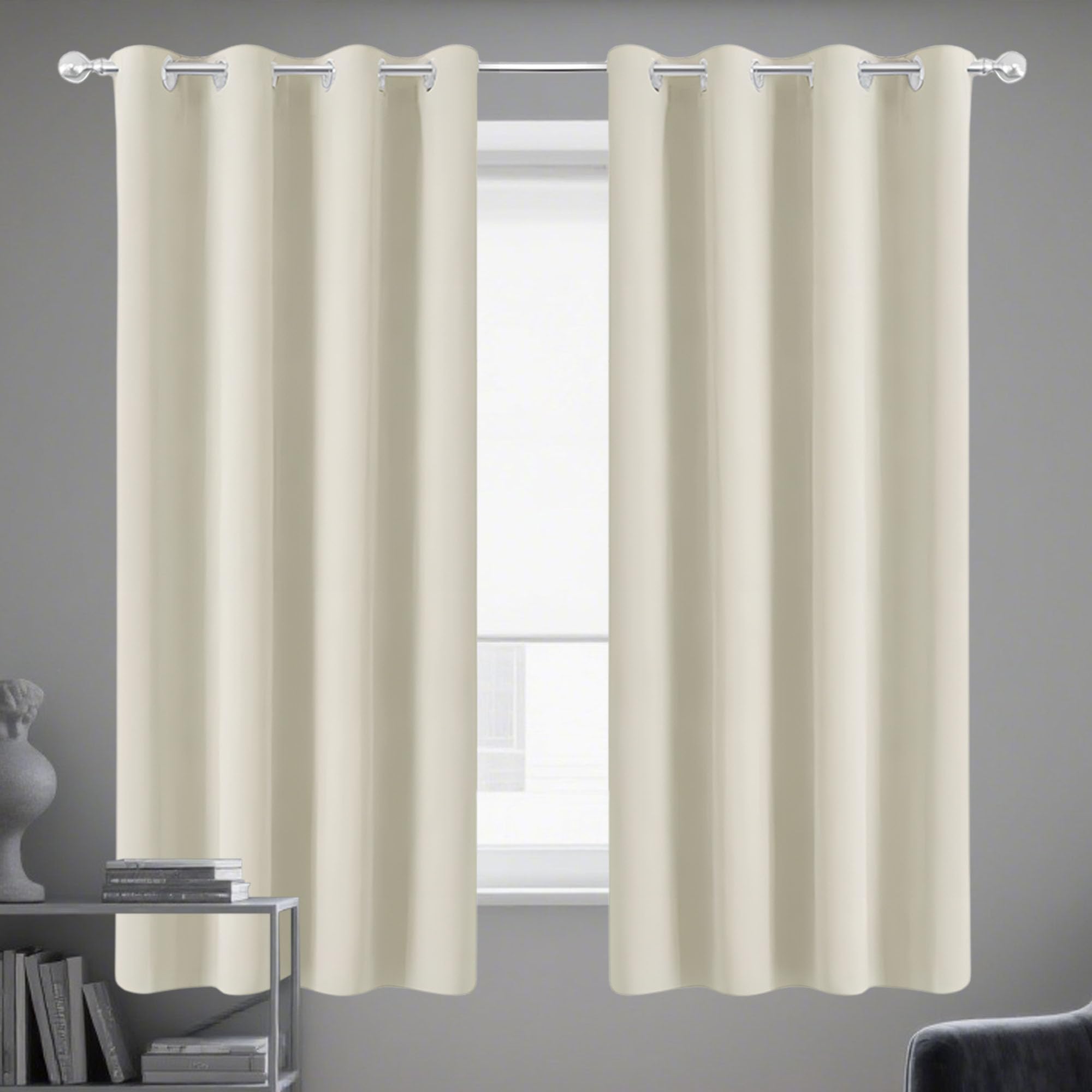 Rideaux occultants pour bloquer le froid et isoler une fenêtre de chambre en hiver