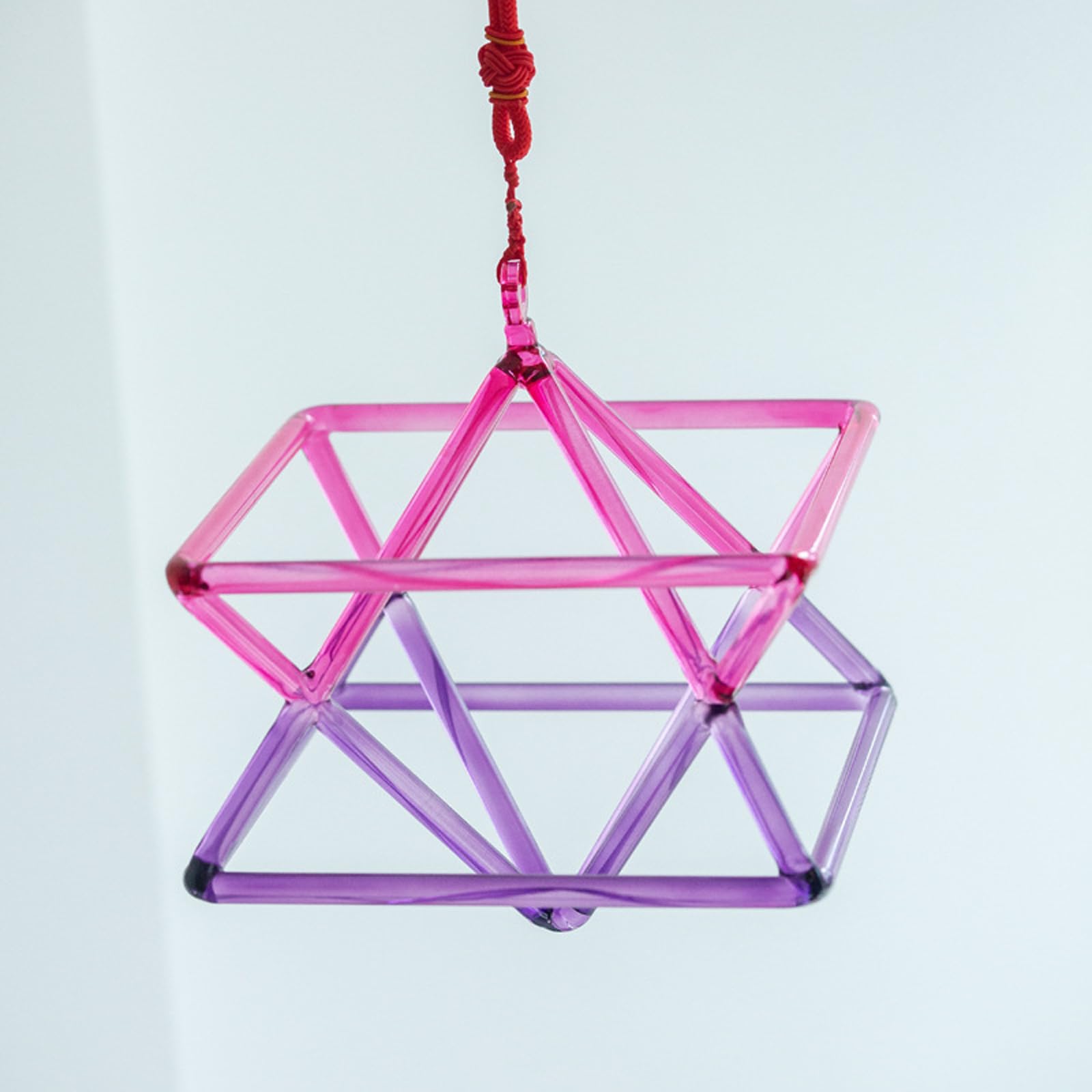 Pyramide chantante en cristal pour harmoniser votre espace de méditation à la maison