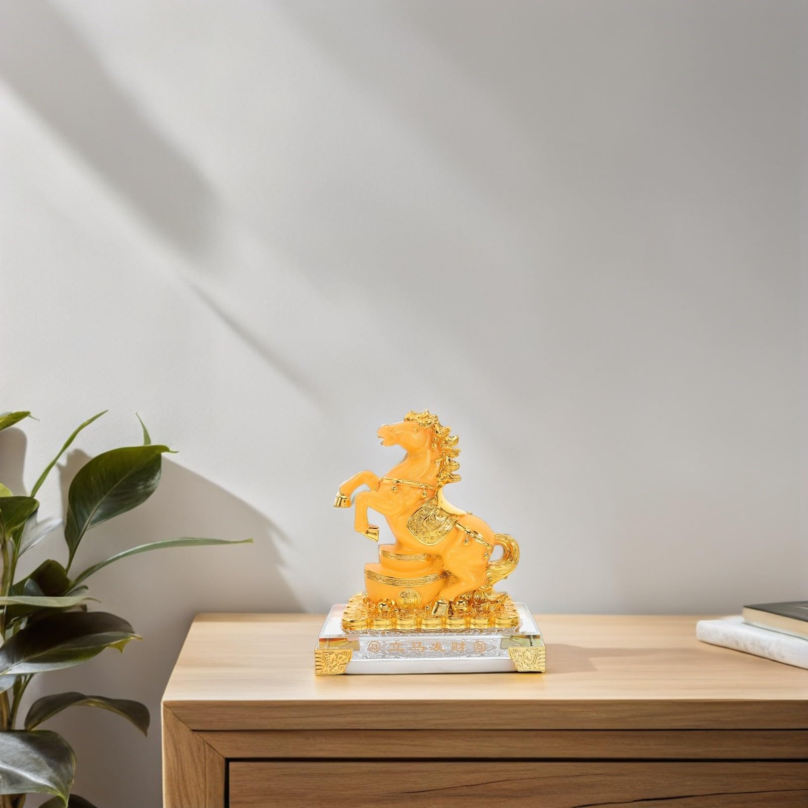 Goldene Pferdefigur aus Kunstharz als Tischdekoration für Büro und Zuhause mit Luxuriösem Vintage Stil und Symbol für Erfolg im Jahr 2026
