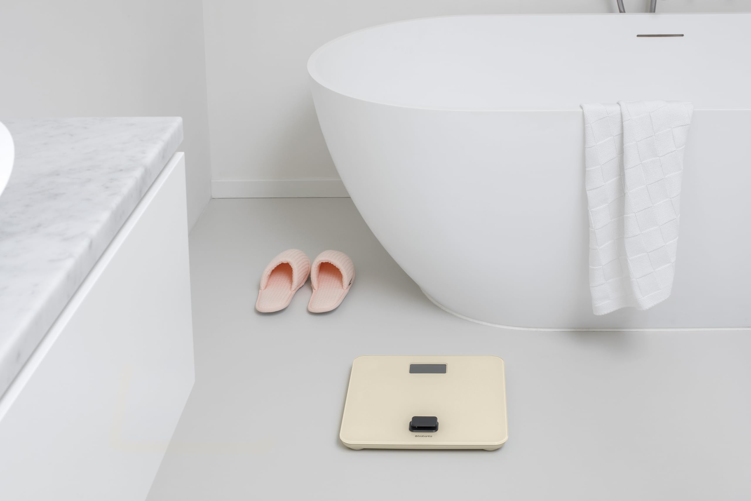 Brabantia - ReNew Waga Łazienkowa na Dynamo - Bez Baterii - Waga ważąca do 150 kg - Precyzyjny System - Antypoślizg. Nakładki Ochronne - Wyświetlacz LED - Szklana Powierzchnia - Soft Beige - 30 x 30 cm