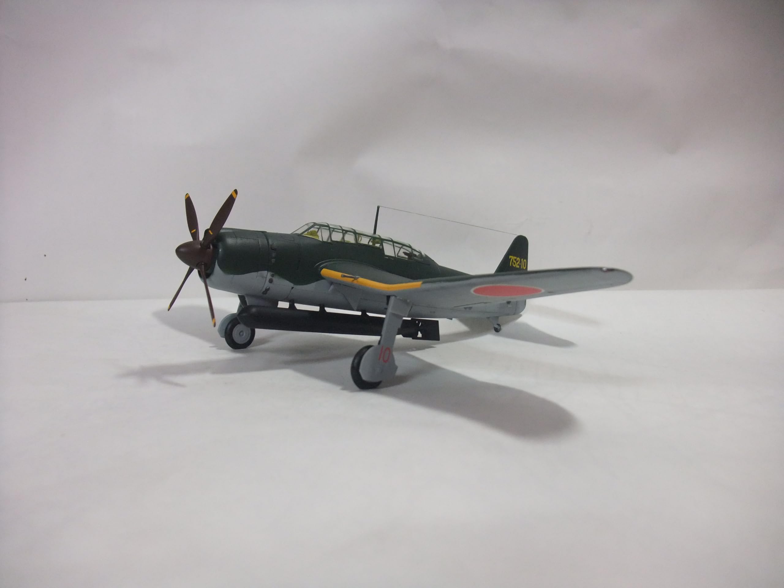 プラモデル完成機　1/48　艦上攻撃機「流星改」 Amazon | 完成品 日本海軍 流星改 戦闘攻撃機48分1サイズ