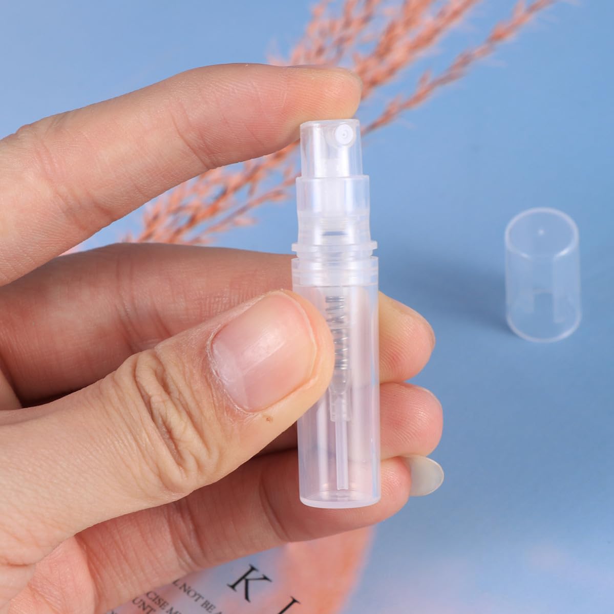 Ciieeo Botella de Perfume Portátil de 2ml en Plástico, 60 Unidades | Rellenable para Líquidos Acuosos y Brumas Faciales y Corporales, Tamaño Viaje, para Bolso