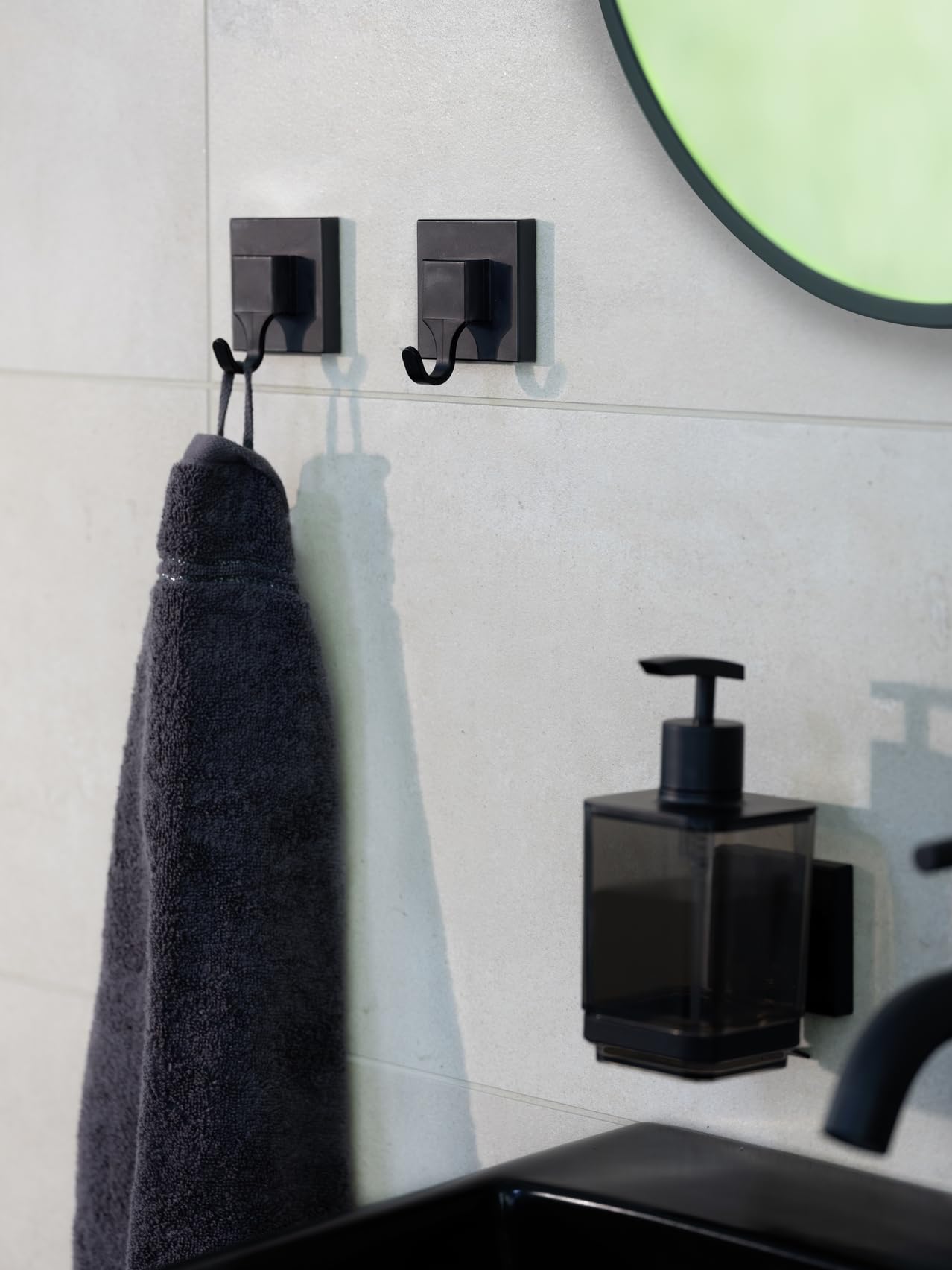WENKO Vacuum-Loc® haczyki ścienne Quadro zestaw 2 haczyków łazienkowych z tworzywa sztucznego, mocowanie bez wiercenia, kolor czarny