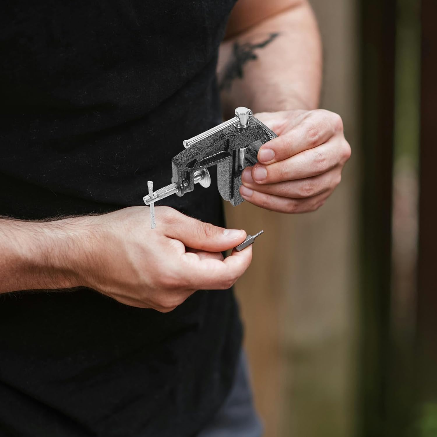 4pcs Golf Grip Replacement Kit with Mini Table Vise, Reusable Rubber Shaft Clamp, Double-Sided Tape and Removal Hook Tool for Golf Club Maintenance and Regripping