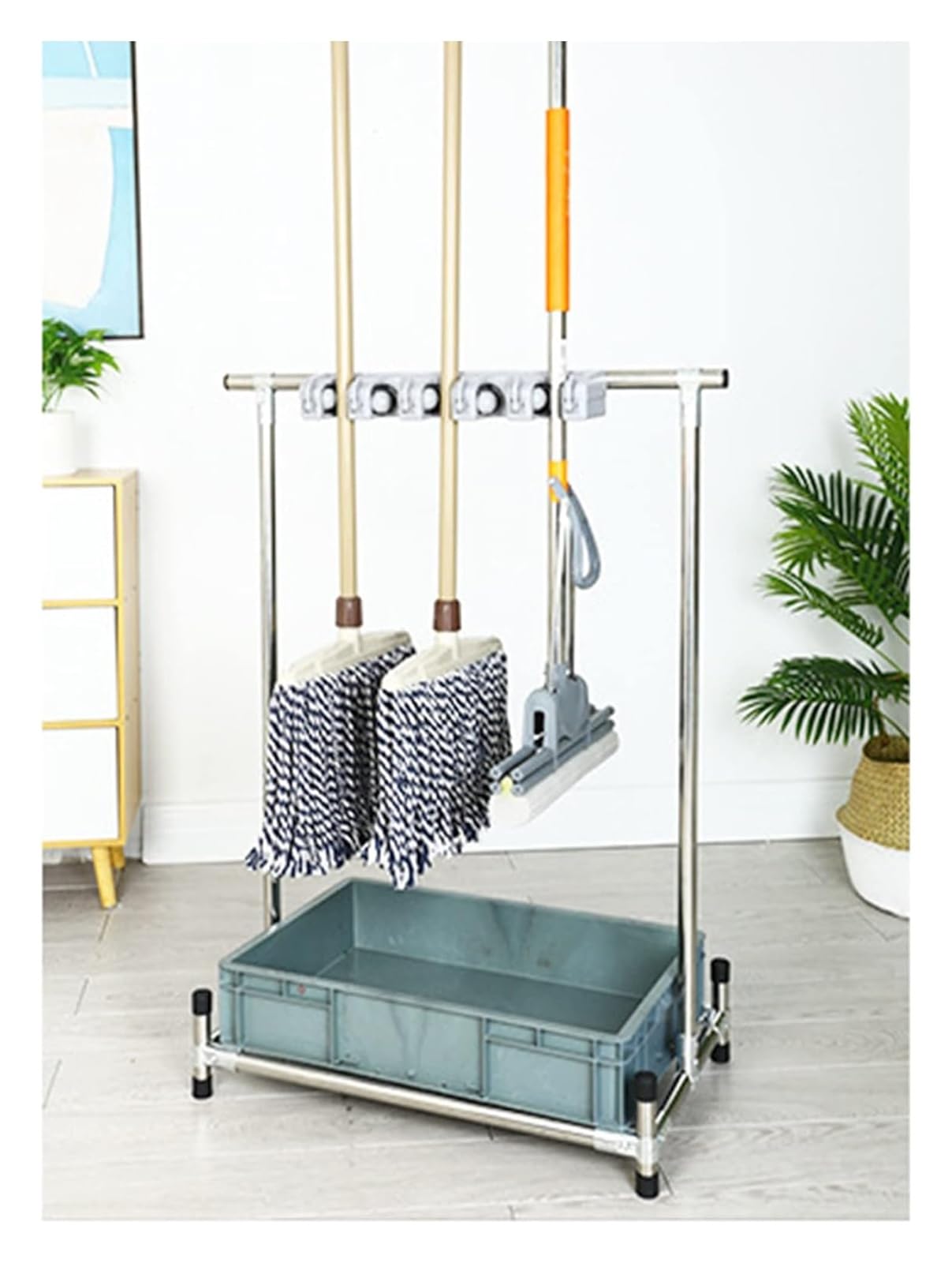 Chariot de rangement pour outils de nettoyage et de jardin dans le garage