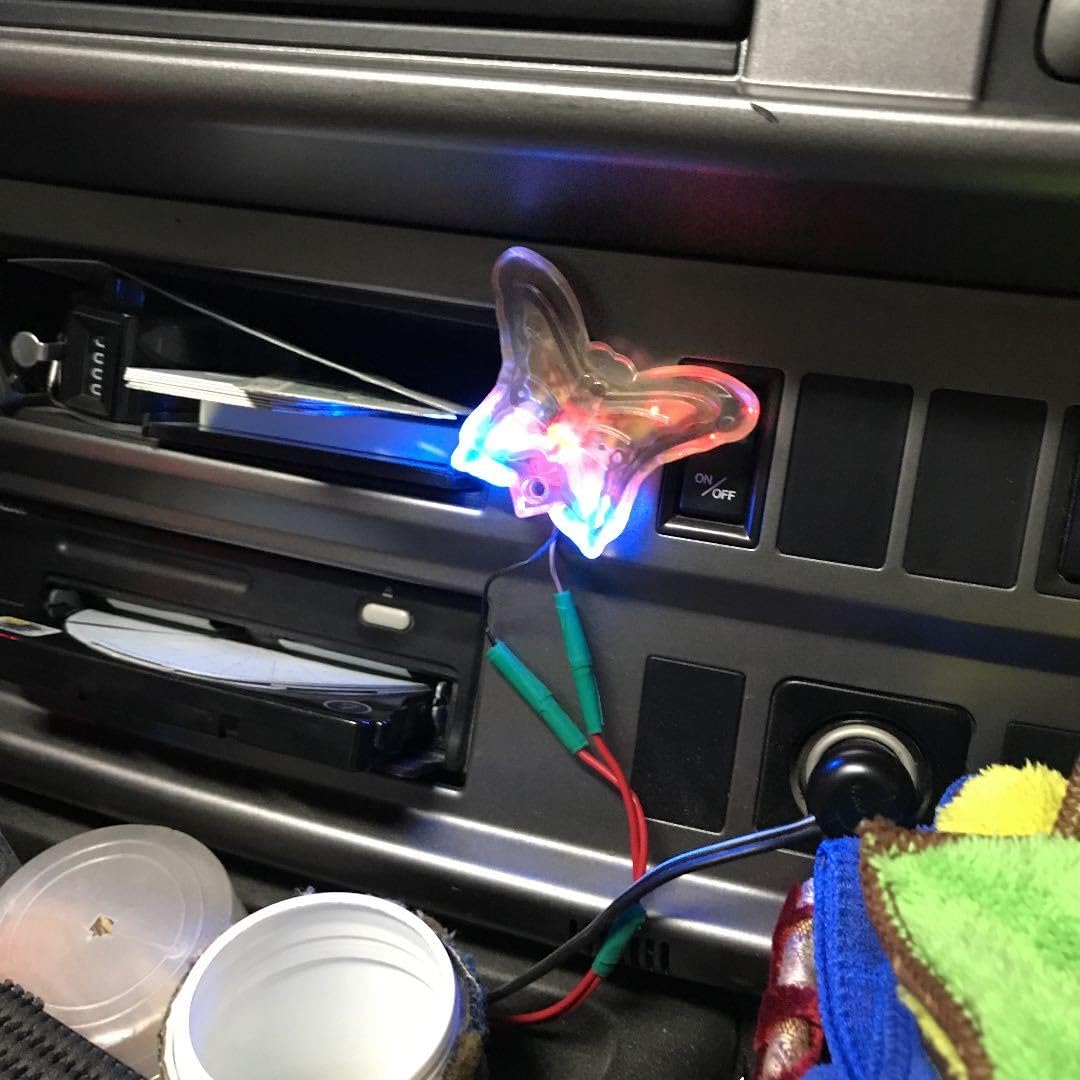当時物　廃盤　蝶マーカー　LED デコトラ レトロ イルミネーション 12V Amazon.co.jp: 当時物 蝶マーカー 12V シガーソケット付き 車内