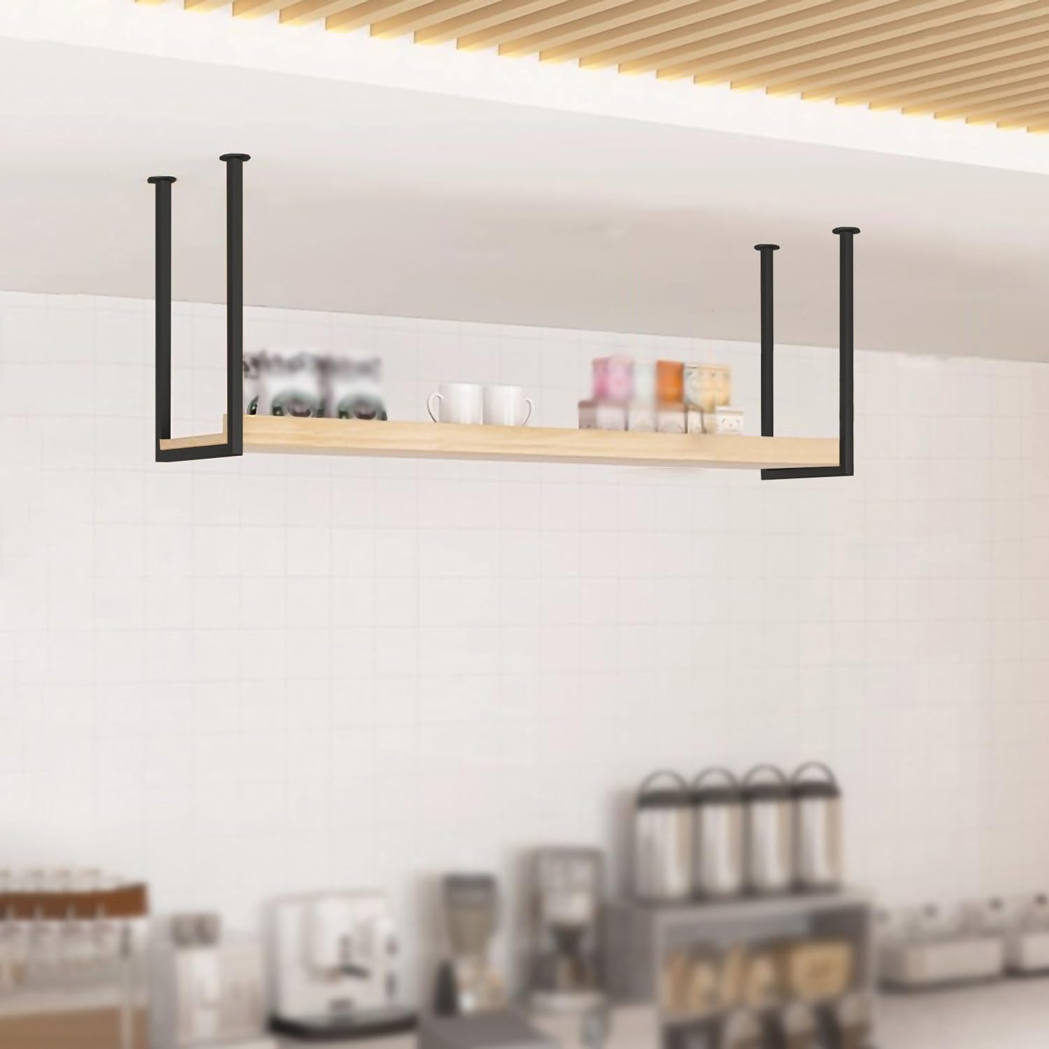 Étagères flottantes et casier à vin pour une salle à manger chic