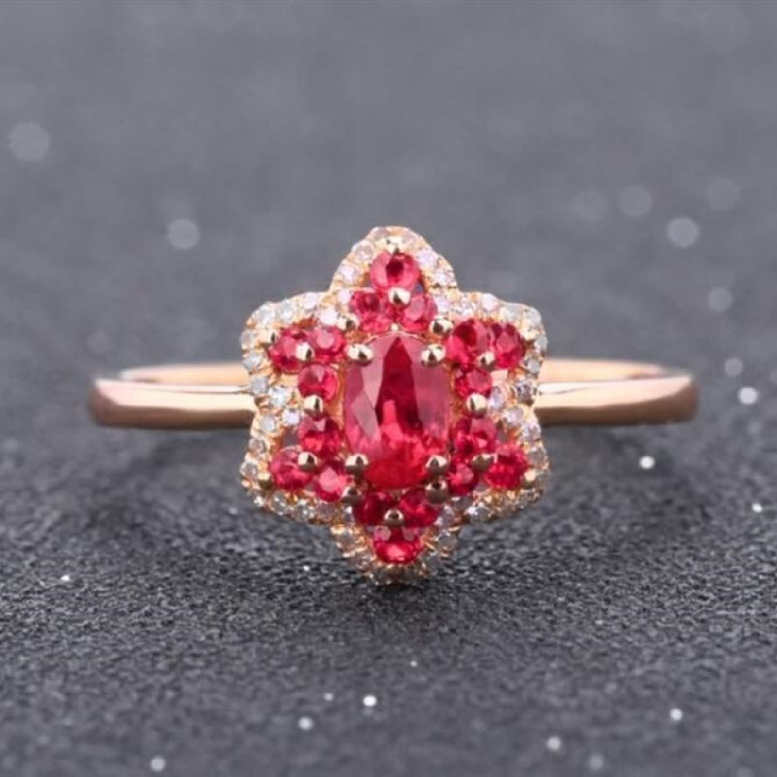 Daesar Anillos Mujer de Boda con Flor y Oval con Rubí Creado de 0.67ct y Moissanita, Oro Rosa 9K/14K/18K, Anillo de Compromiso de Matrimonio Oro Rosa
