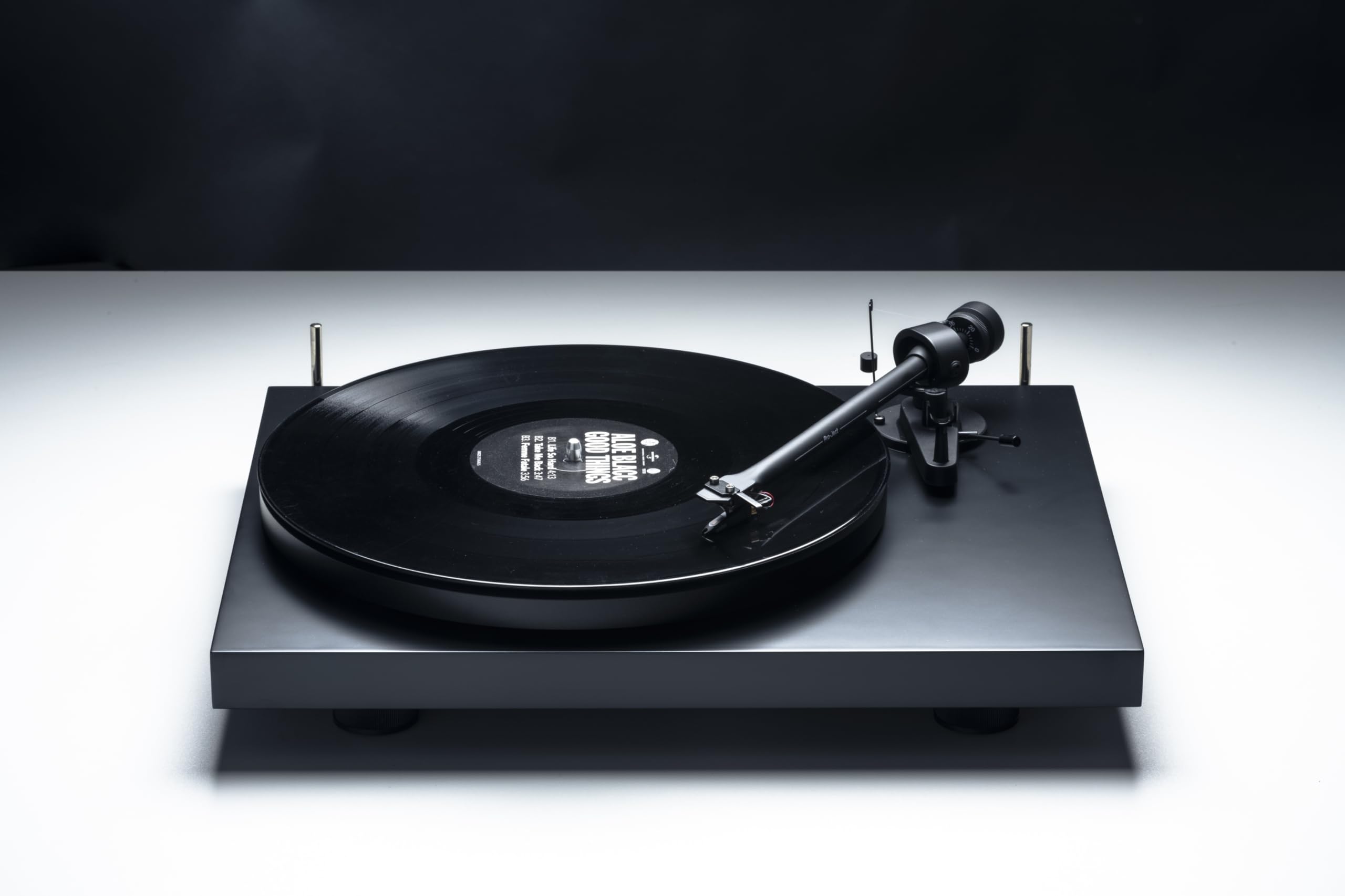 Pro-Ject Debut III Manueller Plattenspieler (MM-Tonabnehmer Ortofon OM 5E, Pro-Ject 8.6 Tonarm) matt-schwarz