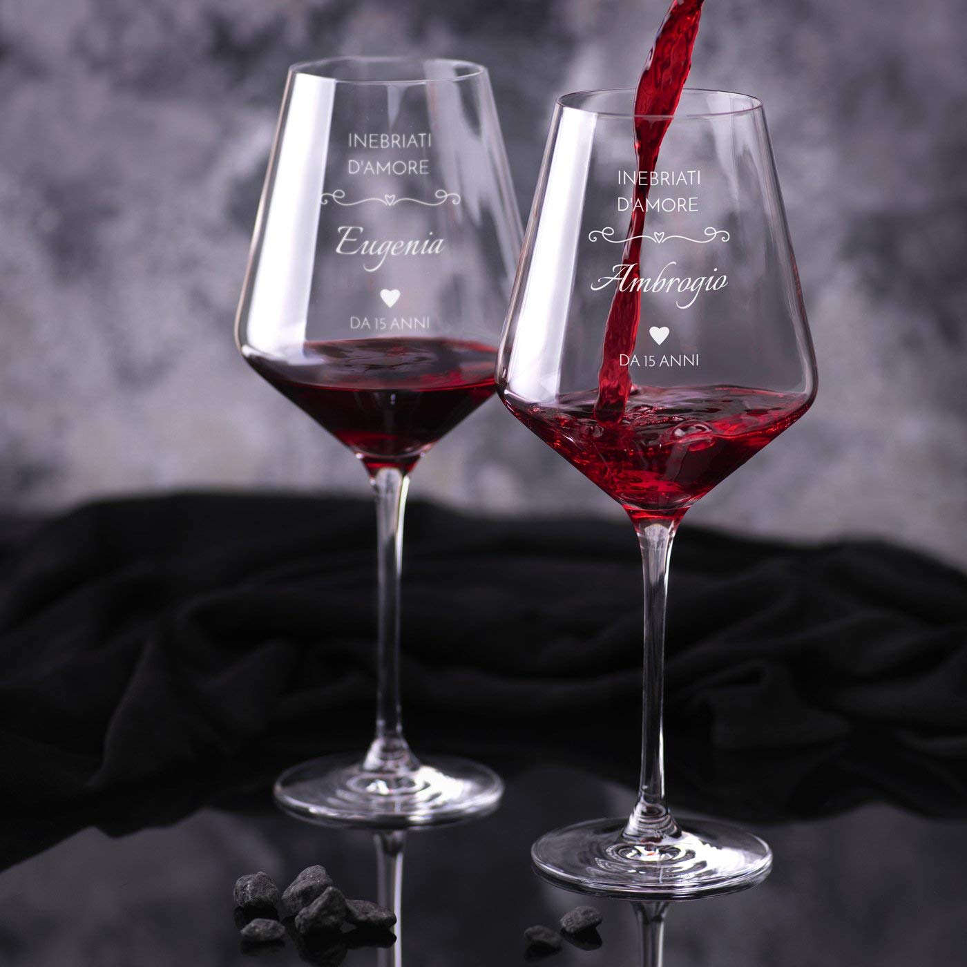 Maverton Calici vino con incisione personalizzata 490ml - Set 2 pezzi in vetro per vino bianco - Ideale per vino rosso - Regalo anniversario matrimonio coppia - Regalo fidanzato - Inebriati d’amore
