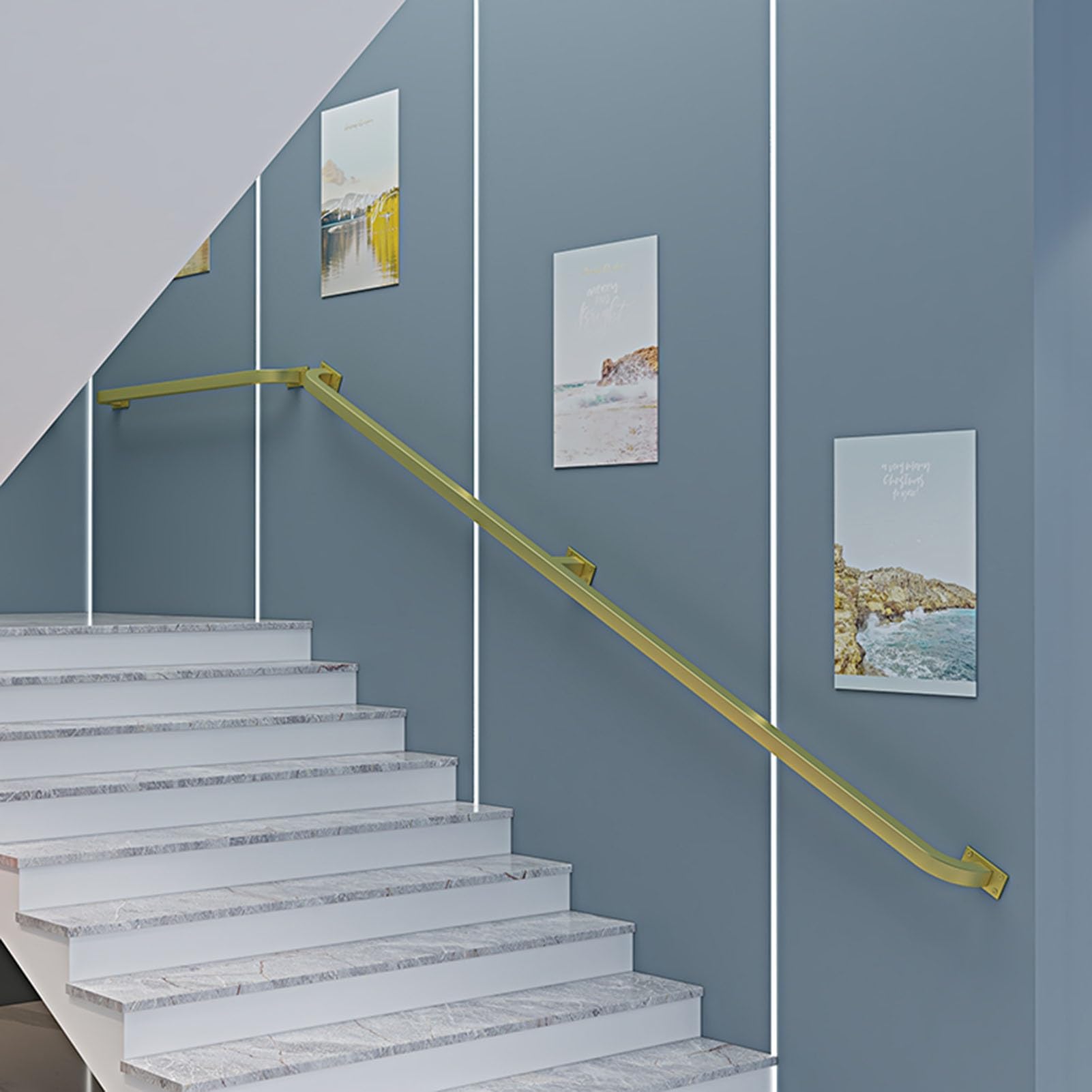 Barre d'appui murale dorée pour sécuriser un escalier intérieur familial