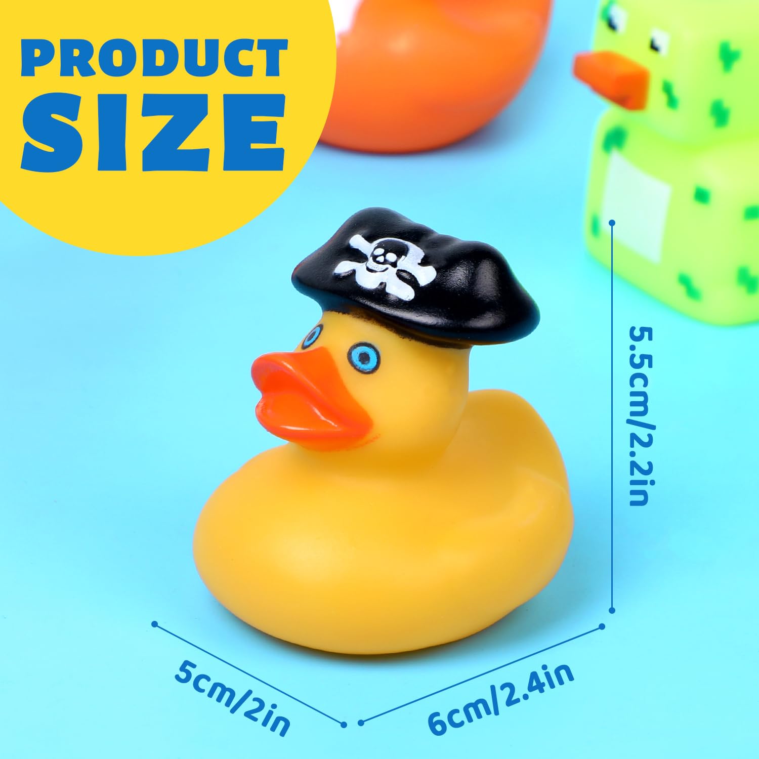 Tazze Di Plastica Variopinte Ed Anatra Di Gomma Su Fondo Astratto Verde