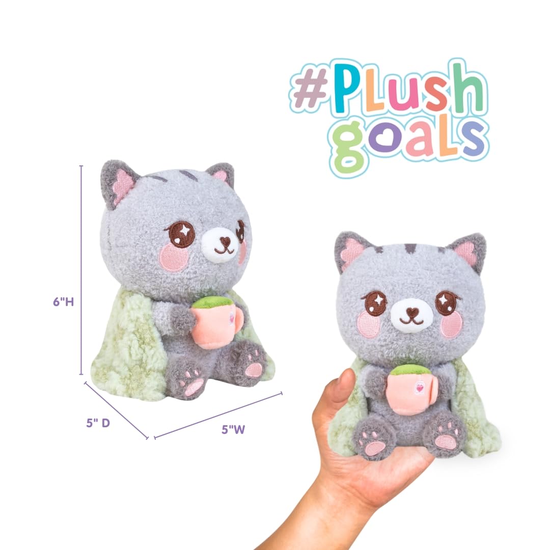 PlushGoals - Gatito de peluche Kawaii Lil Cassie, el gato acogedor, animal de peluche suave con manta esponjosa y taza de té, peluche cómodo, decoración temática de cabaña, regalo para niños