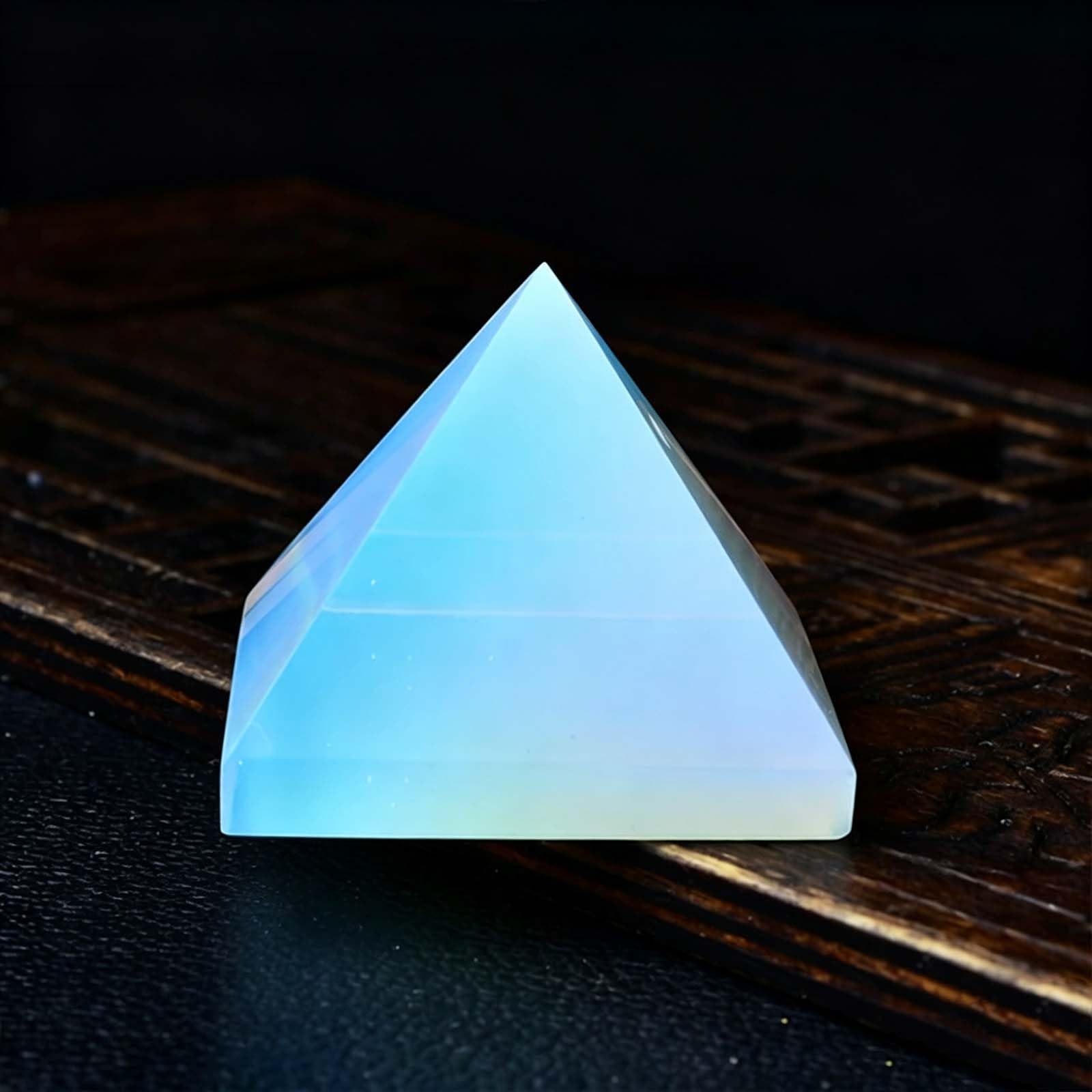 Natürliche Geschnitzte Chakra-Opalkristall-weiße Pyramide