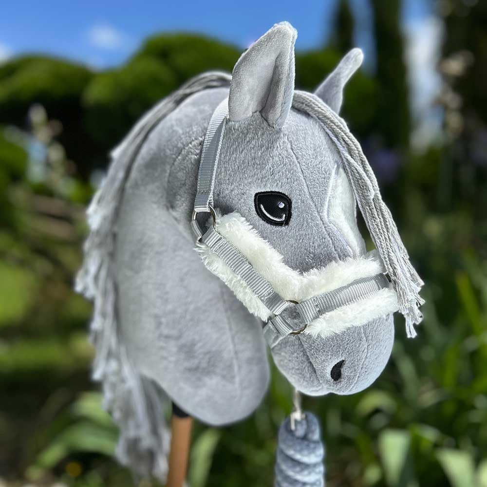 Set de Accesorios para Hobby Horse – Cabestro con Forro de Peluche Gris, Cuerda de conducción y Gorro antimoscas Gris y Blanco para Hobby Horsing – Compatible con Caballos de Palo tamaño A4 y A3
