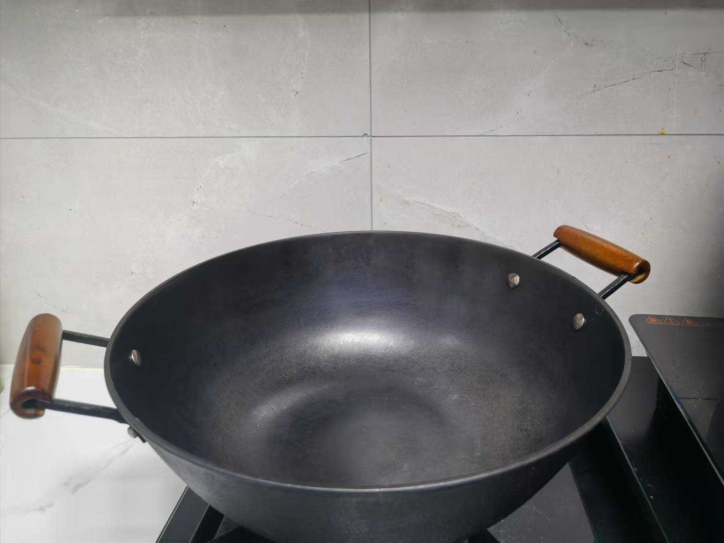 36cm Wok antiaderente Padella in ferro fine Nessun rivestimento chimico e grande capacità Pentola spessa a doppio manico per cucinare piatti asiatici per 4-6 persone, ideale per induzione, gas