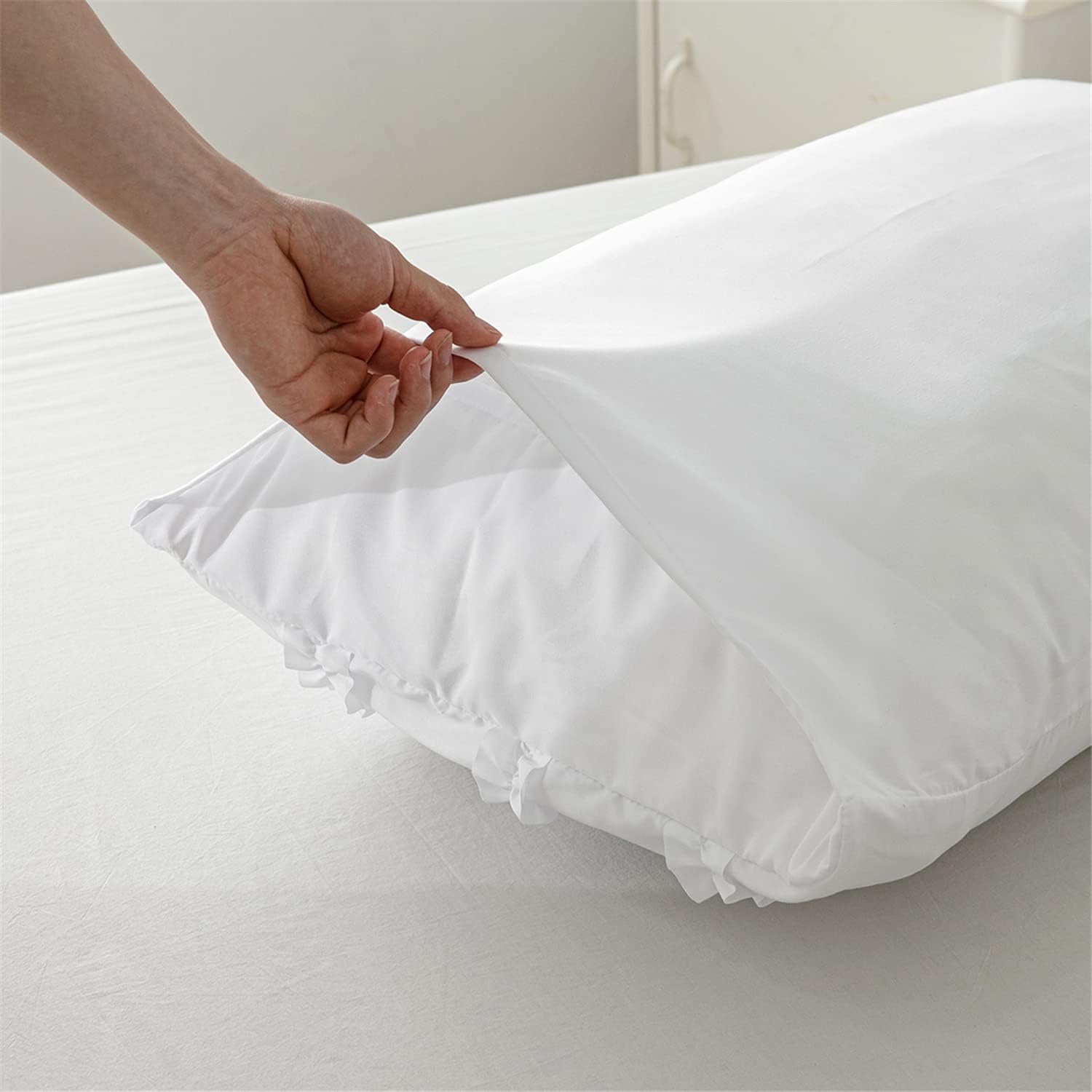 SOUKECHY Ruffle Bedding,White Ruffled Queen Duvet Cover, Chic Bedding,Lightweight, Washed Microfiber Comforter Cover with Zipper Closure and Ties (Ruffled White, Queen)