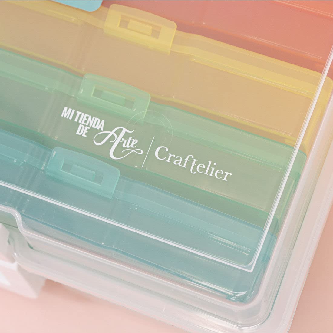 Craftelier - Scatola organizer, trasparente, portatile, con 16 mini scatole colorate per fotografie, artigianato e altri materiali di scrapbooking e lavori manuali, dimensioni 38,1 x 32,3 x 12,7 cm