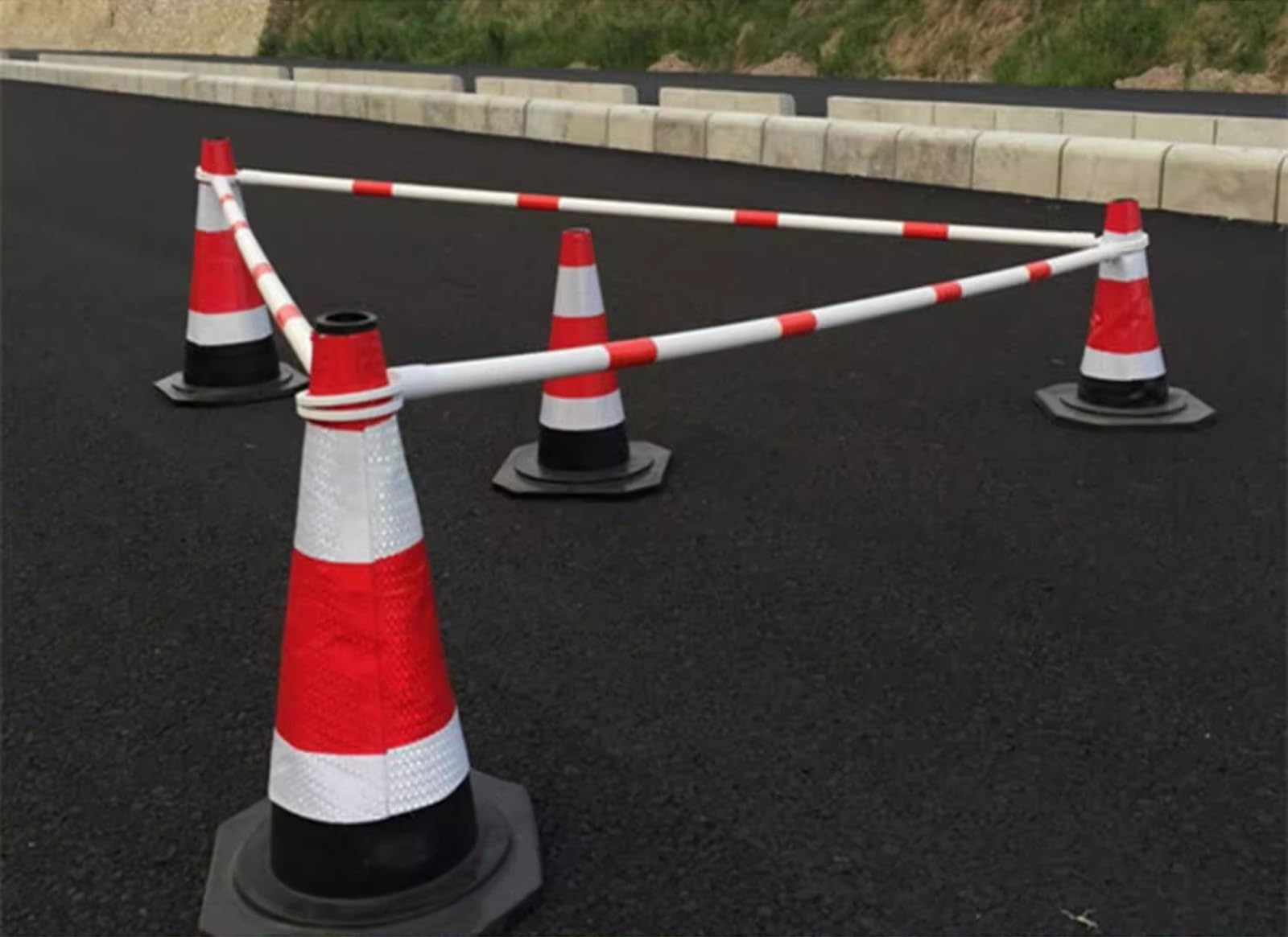 Barra de conos de tráfico Barra de cono de tráfico retráctil de 1,2-2,2 M, conectores de conos de plástico flexible/poste de barrera de seguridad, sistema de control de multitudes temporal(Retractable