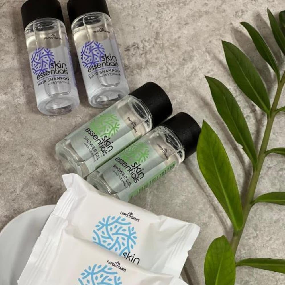 Set Cortesia Hotel e B&B "Skin Essentials" - Kit Benvenuto Ospiti con Shampoo, Bagnoschiuma e Sapone - Linea Cortesia Bagno Monodose Elegante per Case Vacanze, Airbnb e Alberghi (400)
